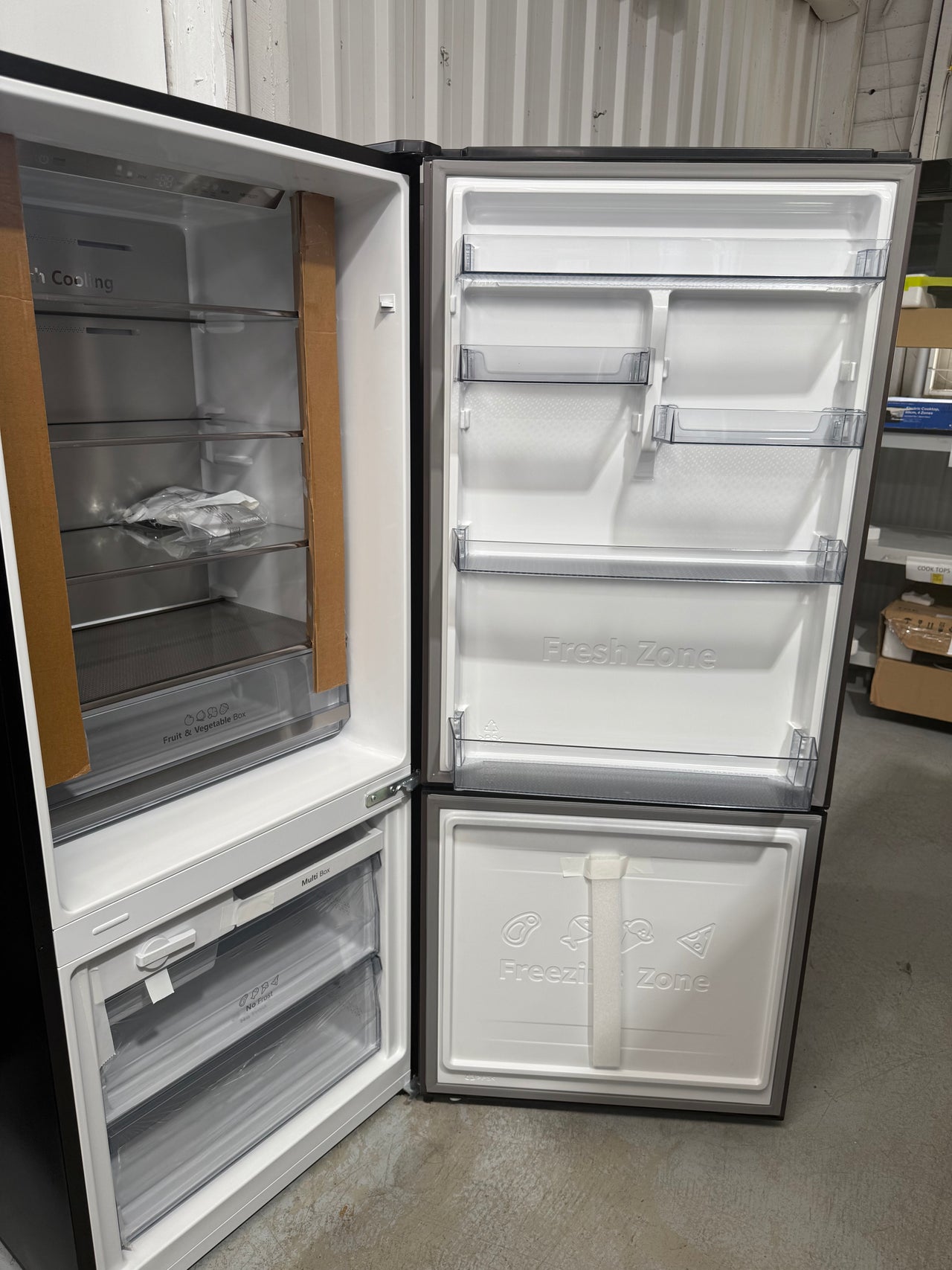 Factory second Hisense HRBM418D 417-liter bottom-mount refrigerator