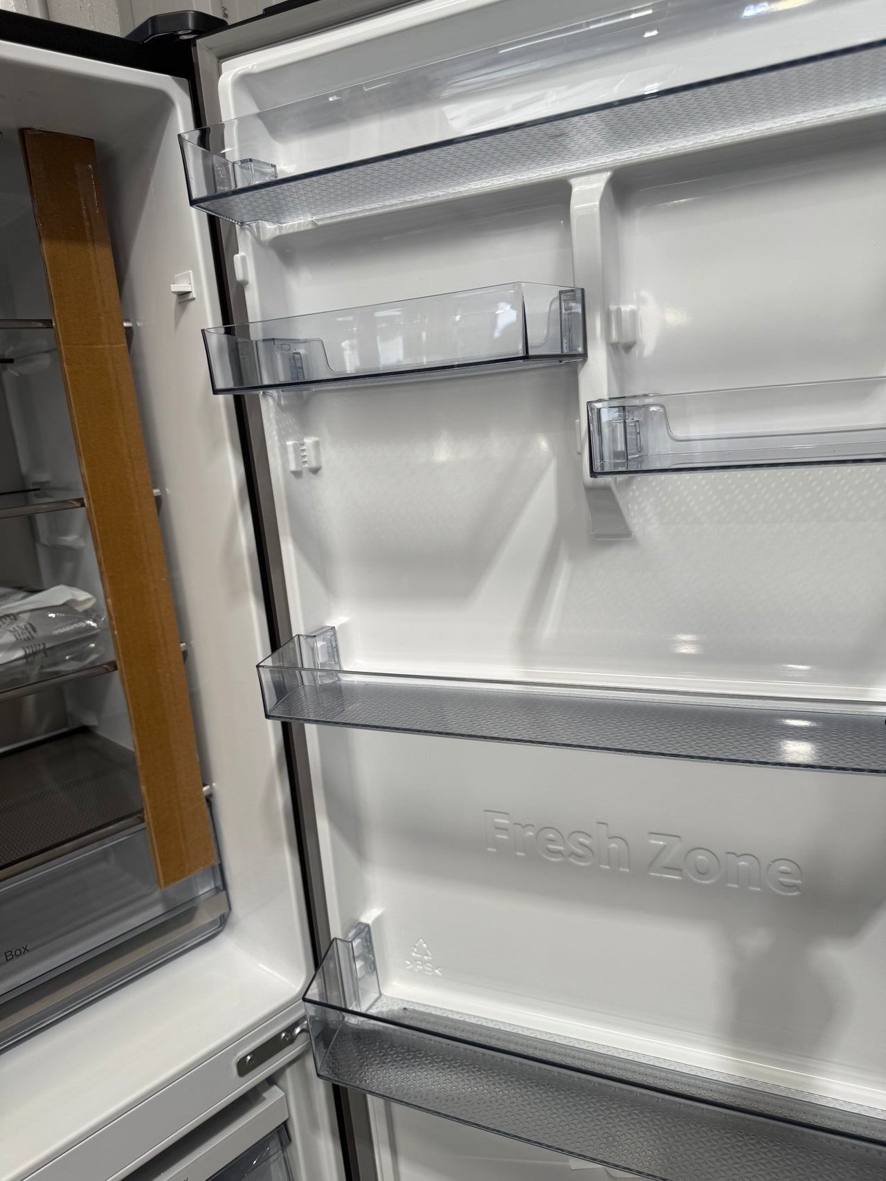 Factory second Hisense HRBM418D 417-liter bottom-mount refrigerator