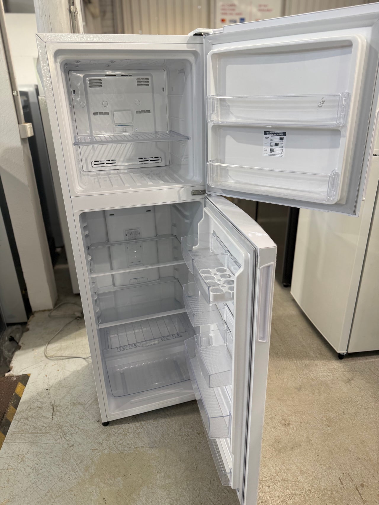 Second hand Kelvinator KTB2802WB 256-liter top-mount refrigerator