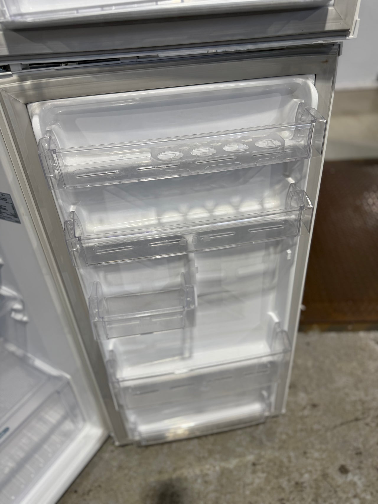 Second hand LG GN-253VW 253 L Top Mount Refrigerator