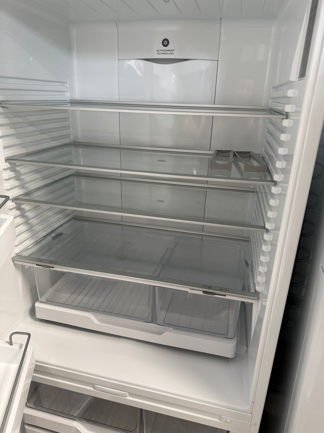 Factory second Fisher&Paykel 494L ActiveSmart Bottom Mount Fridge Model: RF522BLPW6