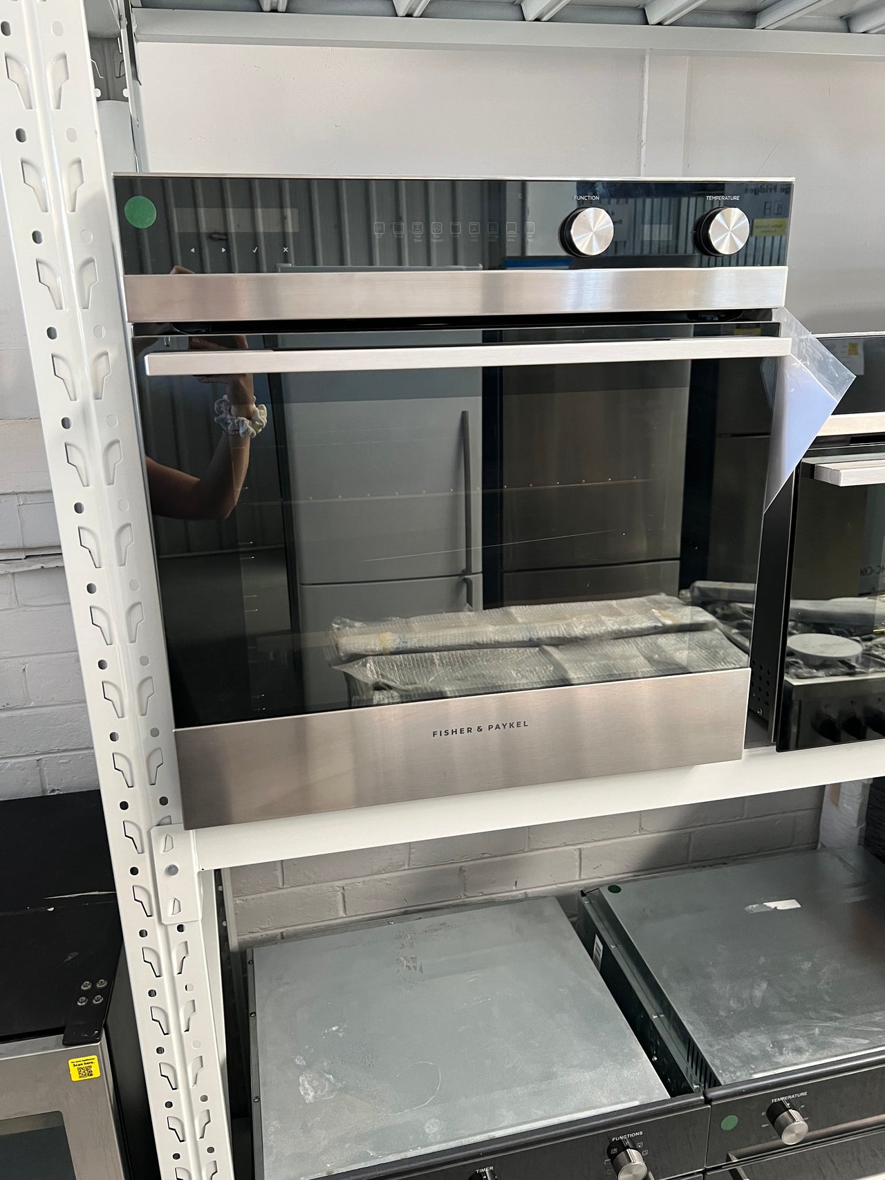 Factory second Fisher & Paykel OB60SC8DEPX2 60cm Contemporary Style Pyrolytic Built-In Oven - Second Hand Appliances Geebung