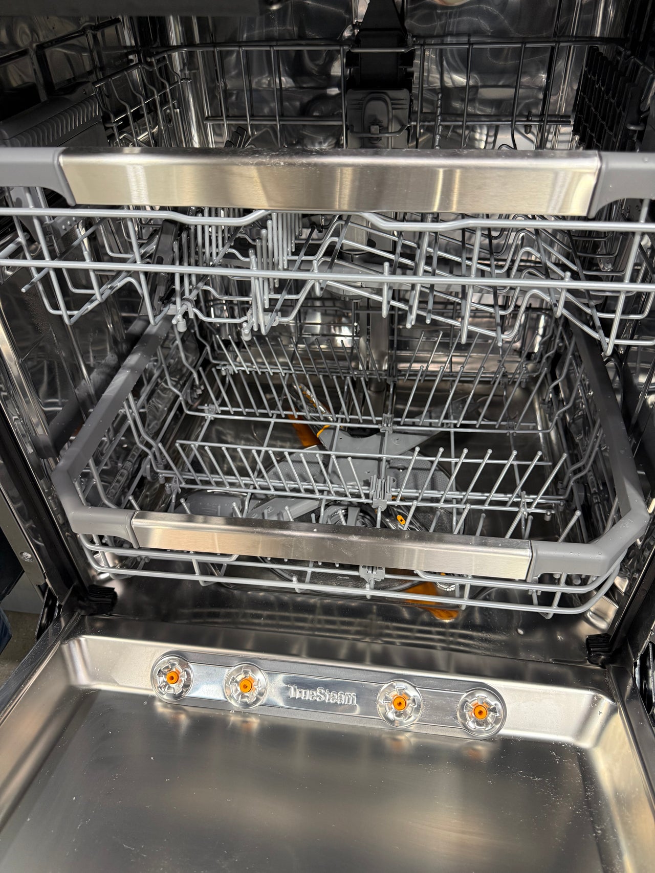 Factory second LG XD3A25MB freestanding dishwasher - Second Hand Appliances Geebung