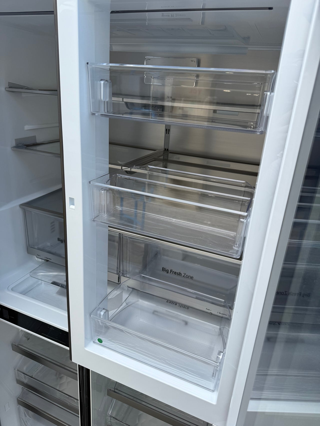 Transportation damaged LG GF-V700BSLC – 642 L French Door Fridge - Second Hand Appliances Geebung