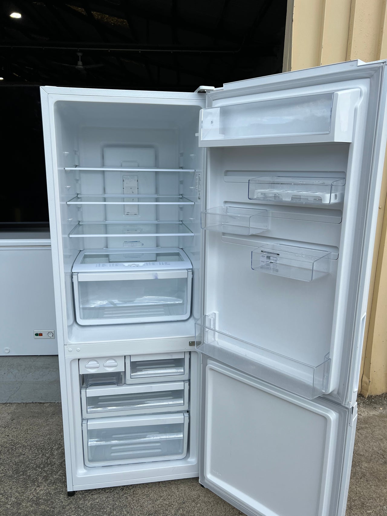 Westinghouse 340L Bottom Mount Fridge Model: WBB3400WG Inside