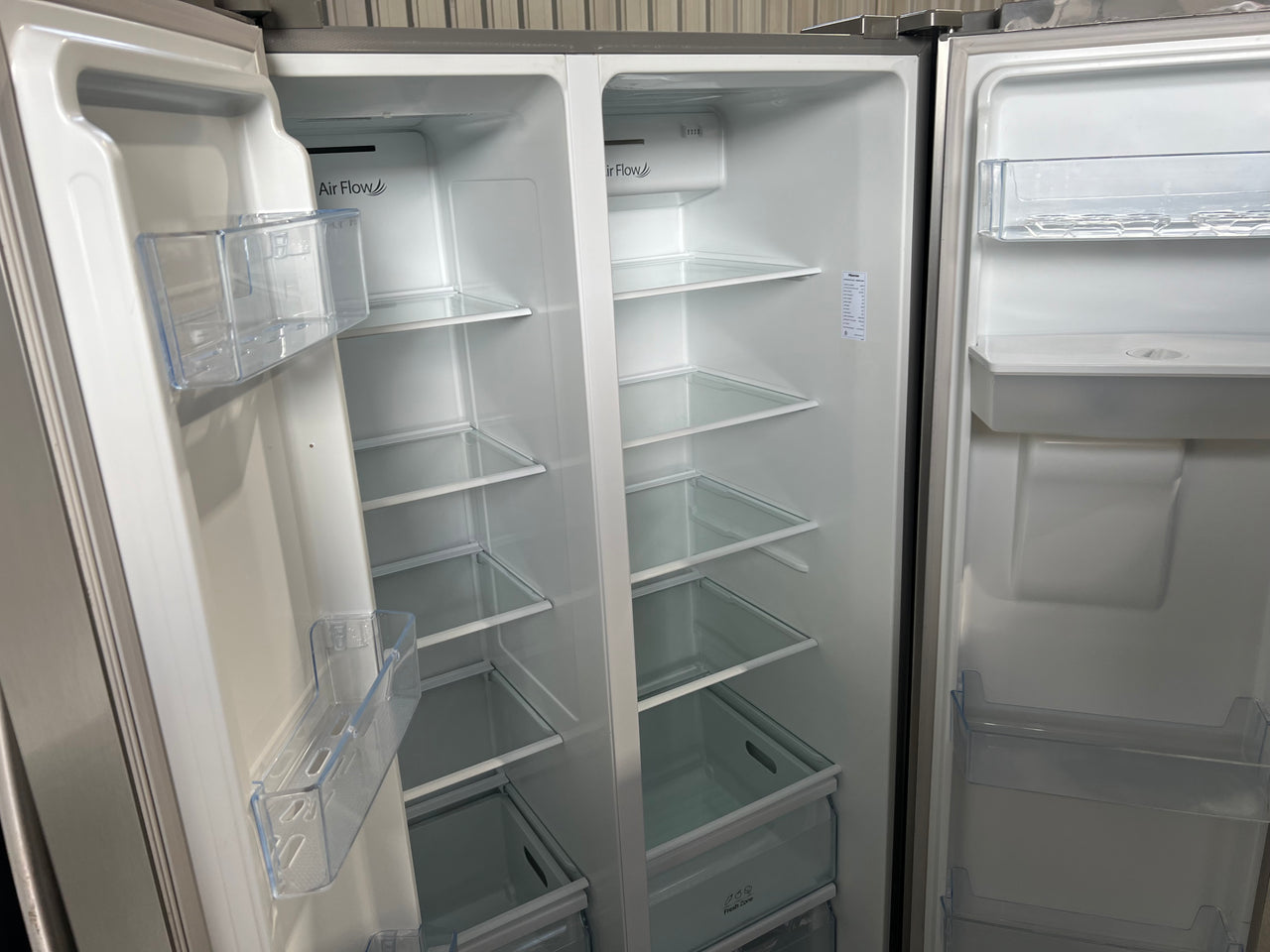 Factory second Hisense 624L Side by Side Fridge / Freezer HR6SBSFF624SW