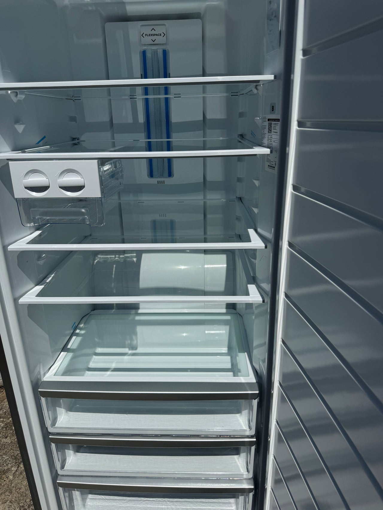 Factory second Westinghouse WFB4204SC — Vertical Freezer