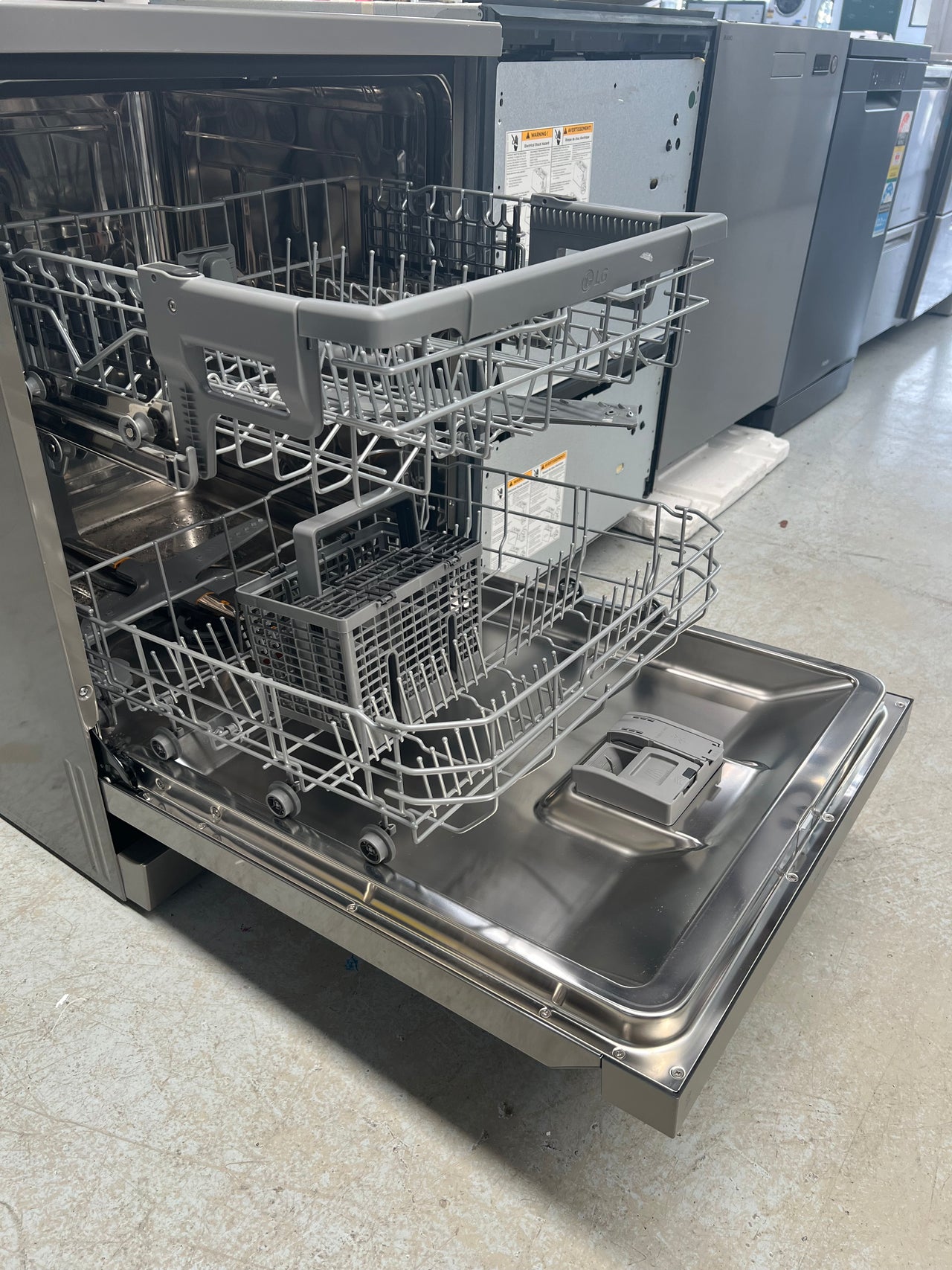 Factory second LG 14 Place QuadWash® Dishwasher in Stainless Finish - Free Standing XD5B14PS - Second Hand Appliances Geebung