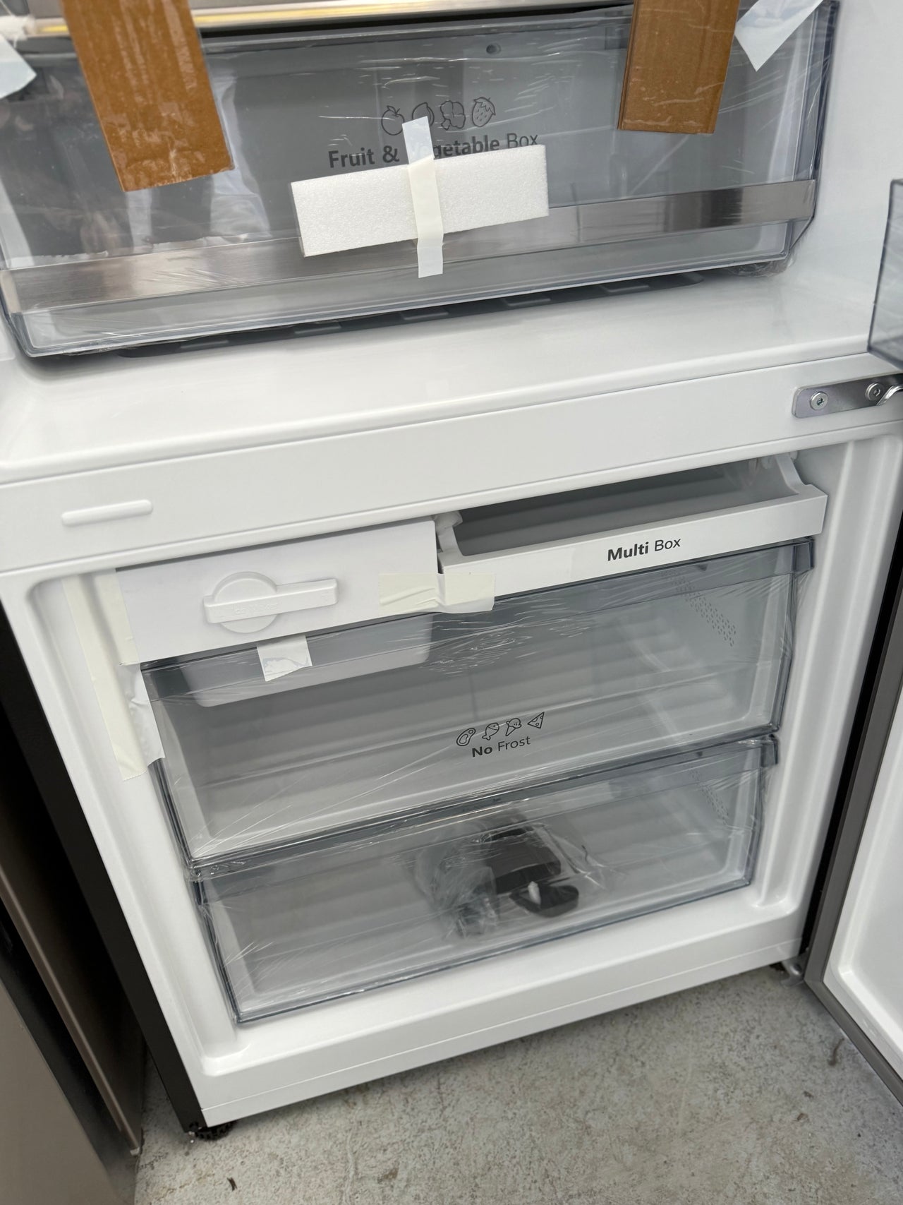 Factory second Hisense HRBM418D 417-liter bottom-mount refrigerator - Second Hand Appliances Geebung