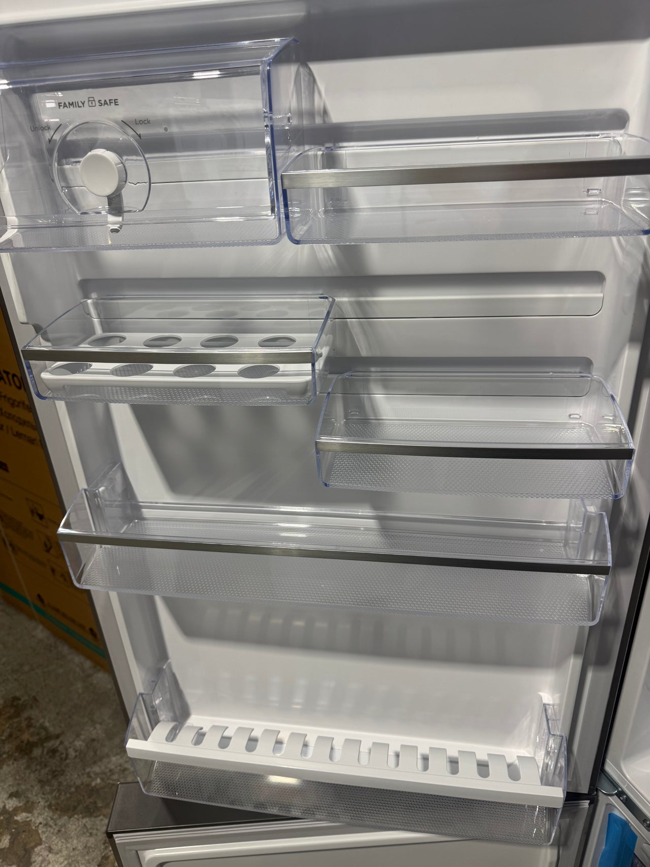 Factory second Westinghouse 425L Bottom Mount Refrigerator – Arctic Silver Model: WBE4302AC
