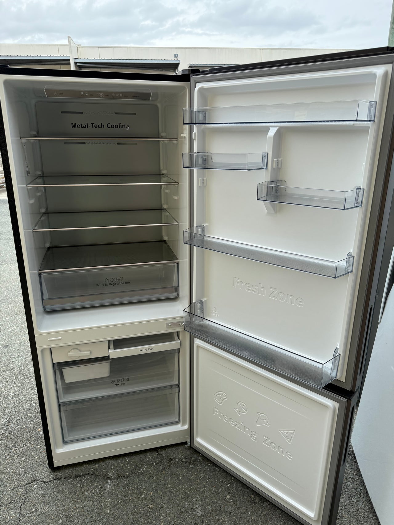 Factory second Hisense HRBM418D 417-liter bottom-mount refrigerator