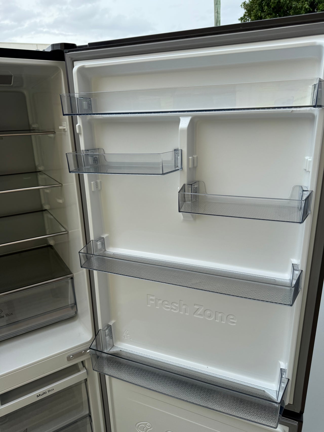 Factory second Hisense HRBM418D 417-liter bottom-mount refrigerator