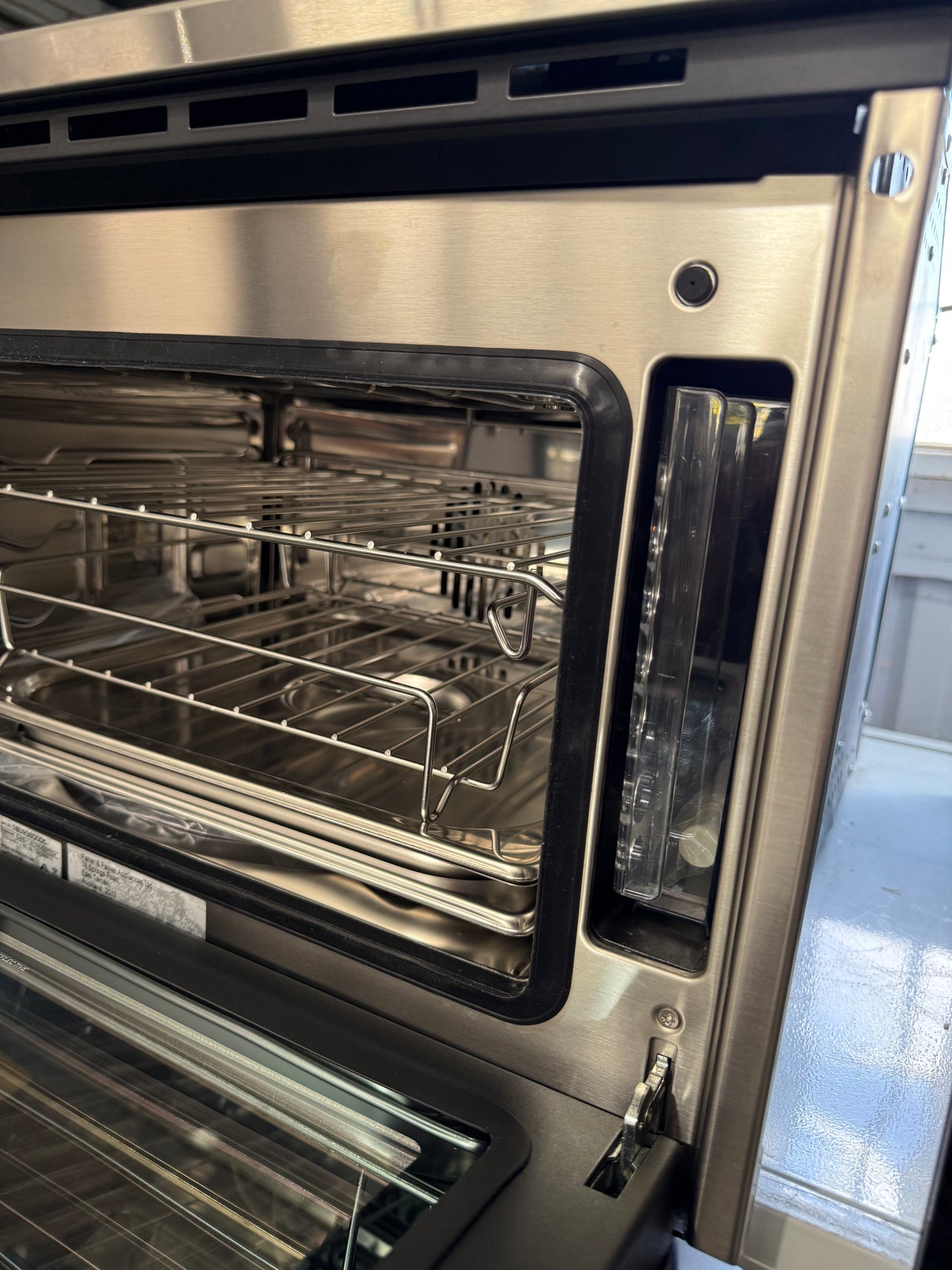 Factory second Fisher & Paykel OS60NDB1 is a 60cm Built-in Combination Steam Oven