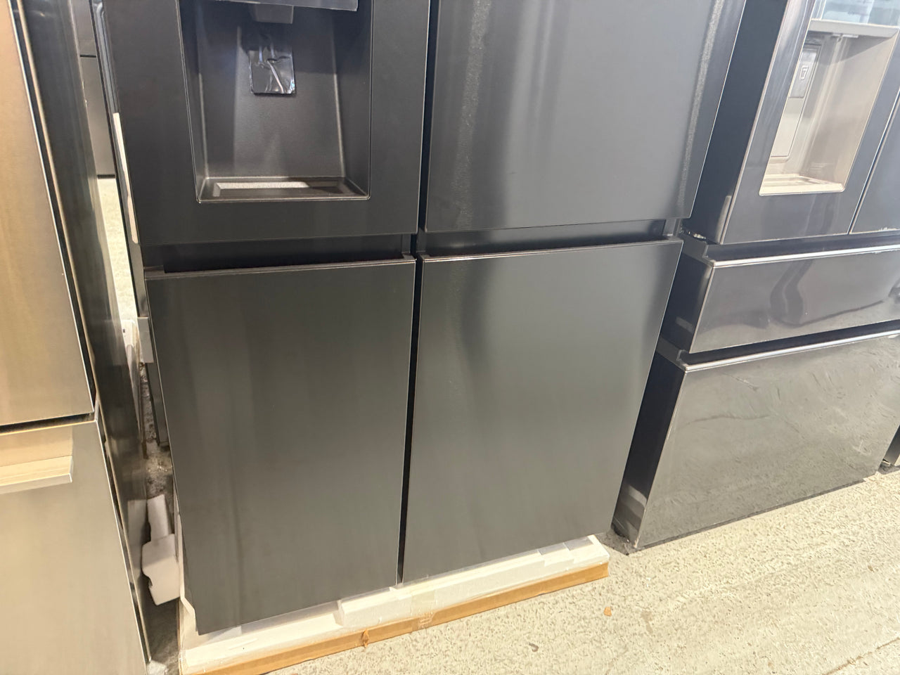 Transportation damaged Hisense 632L Side By Side Refrigerator with NON-PLUMBED ICE&WATER DISPENSER Model:HRSBS632BW