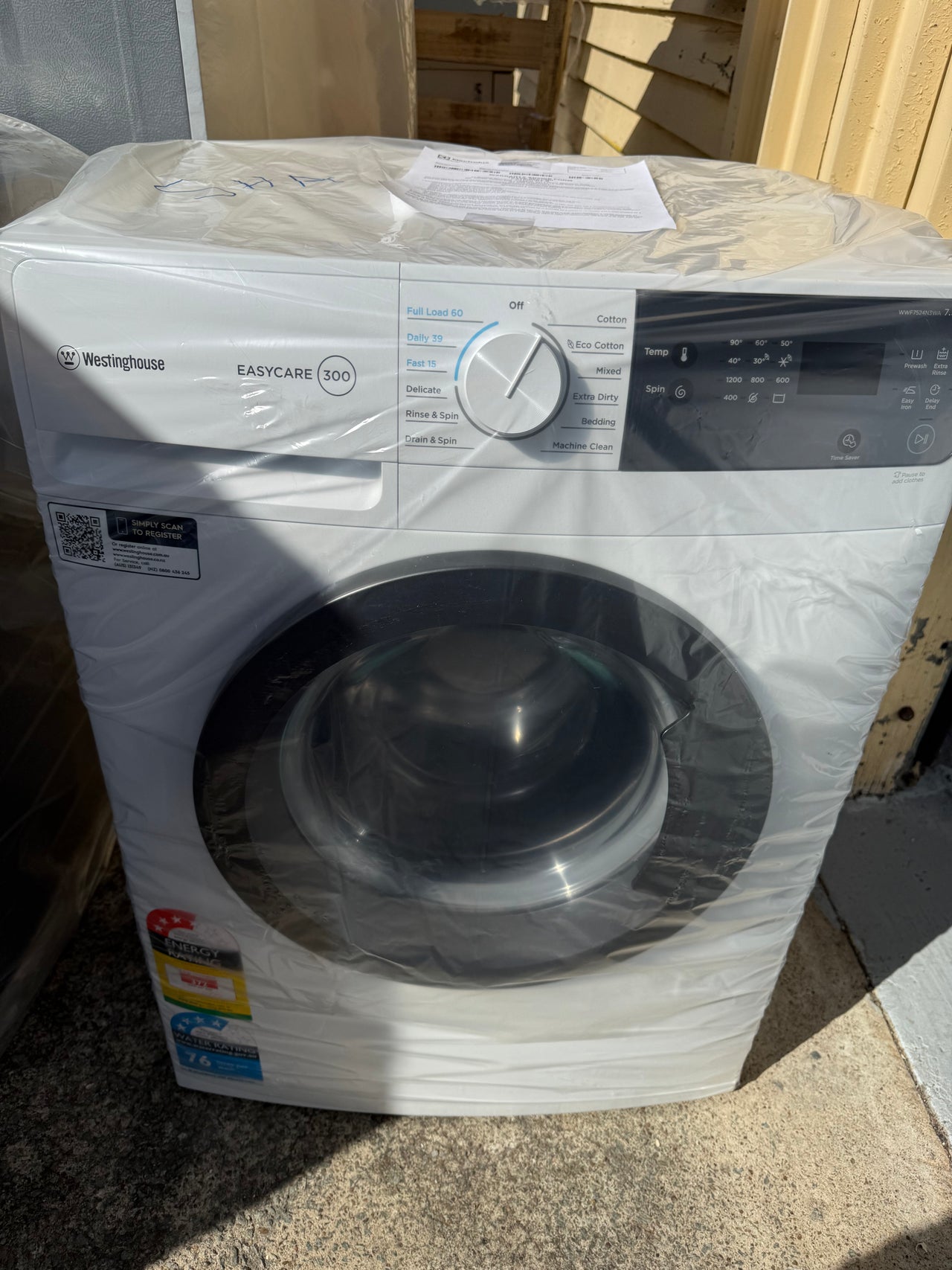 Factory second Westinghouse WWF7524N3WA 7.5kg 300 Series Front Load Washer