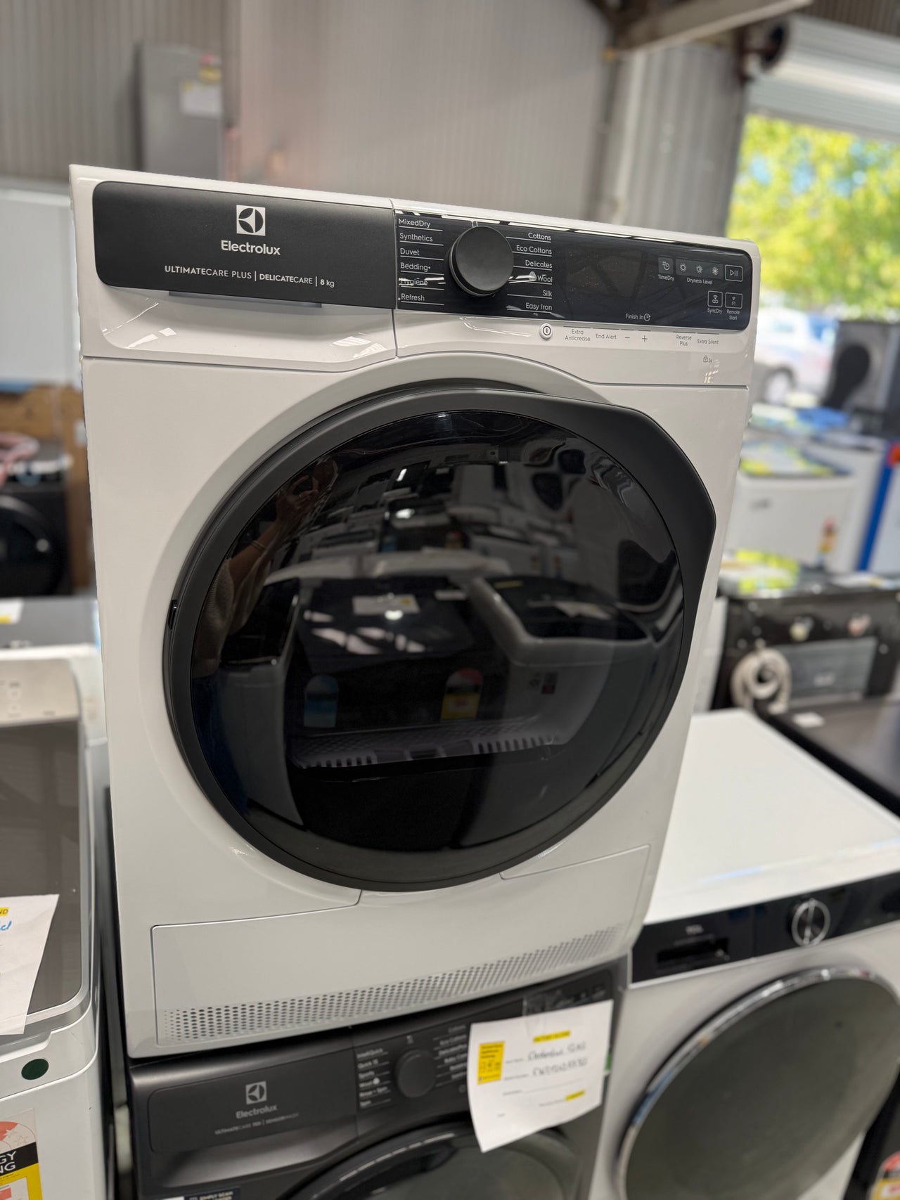 Factory second Electrolux UltimateCare Plus 8kg Heat Pump Dryer – White EDH812R7WC