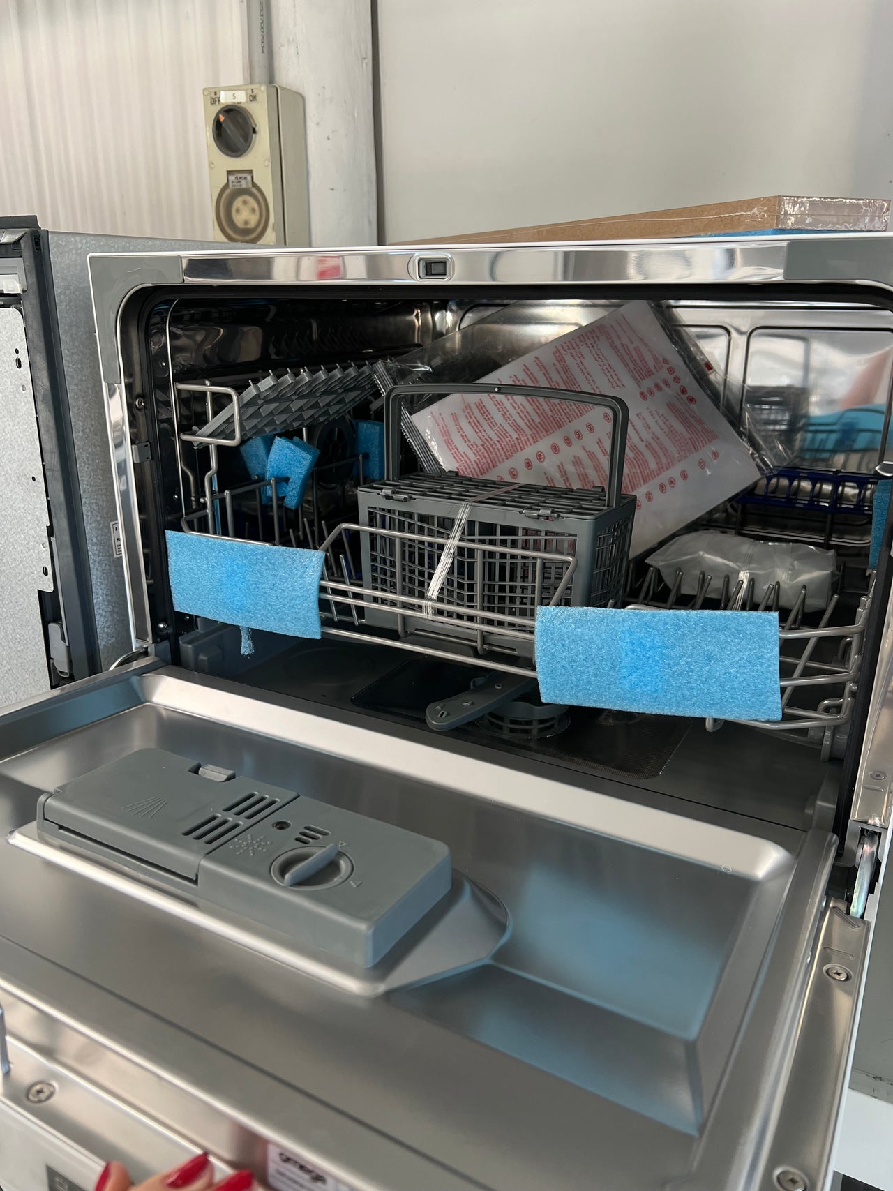 Second hand shop integrated dishwasher