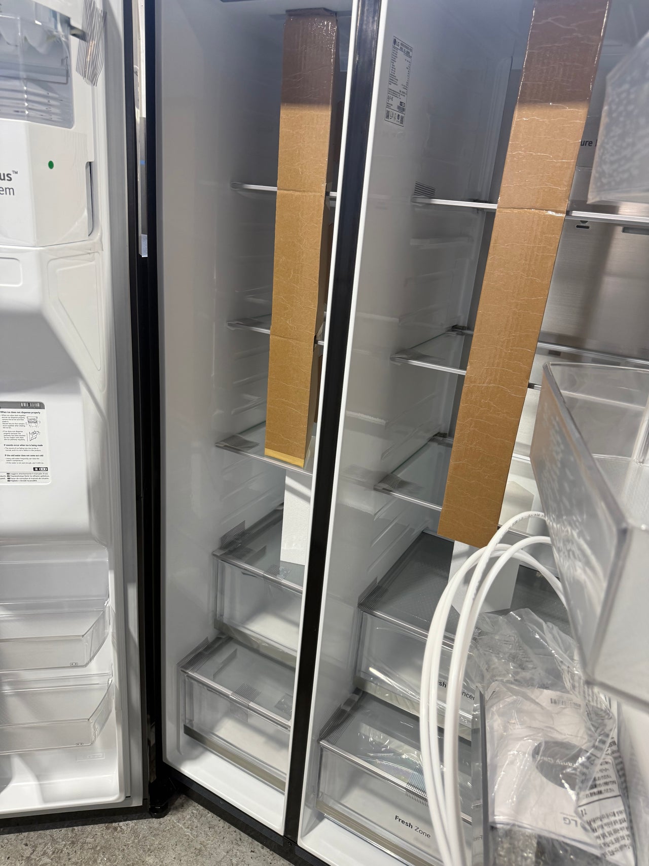 Transportation damaged LG 635L Side-by-Side Fridge with Plumbed Ice & Water – Matte Black (GS-L600MBL)