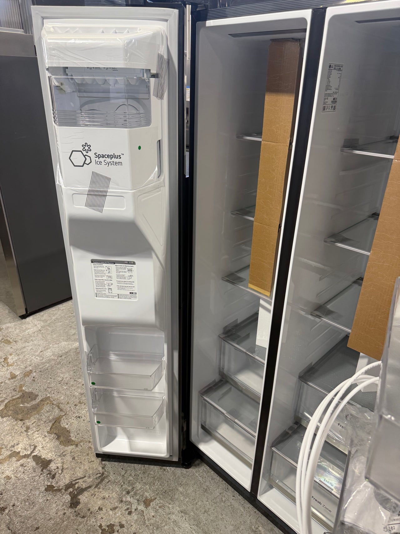 Transportation damaged LG 635L Side-by-Side Fridge with Plumbed Ice & Water – Matte Black (GS-L600MBL)