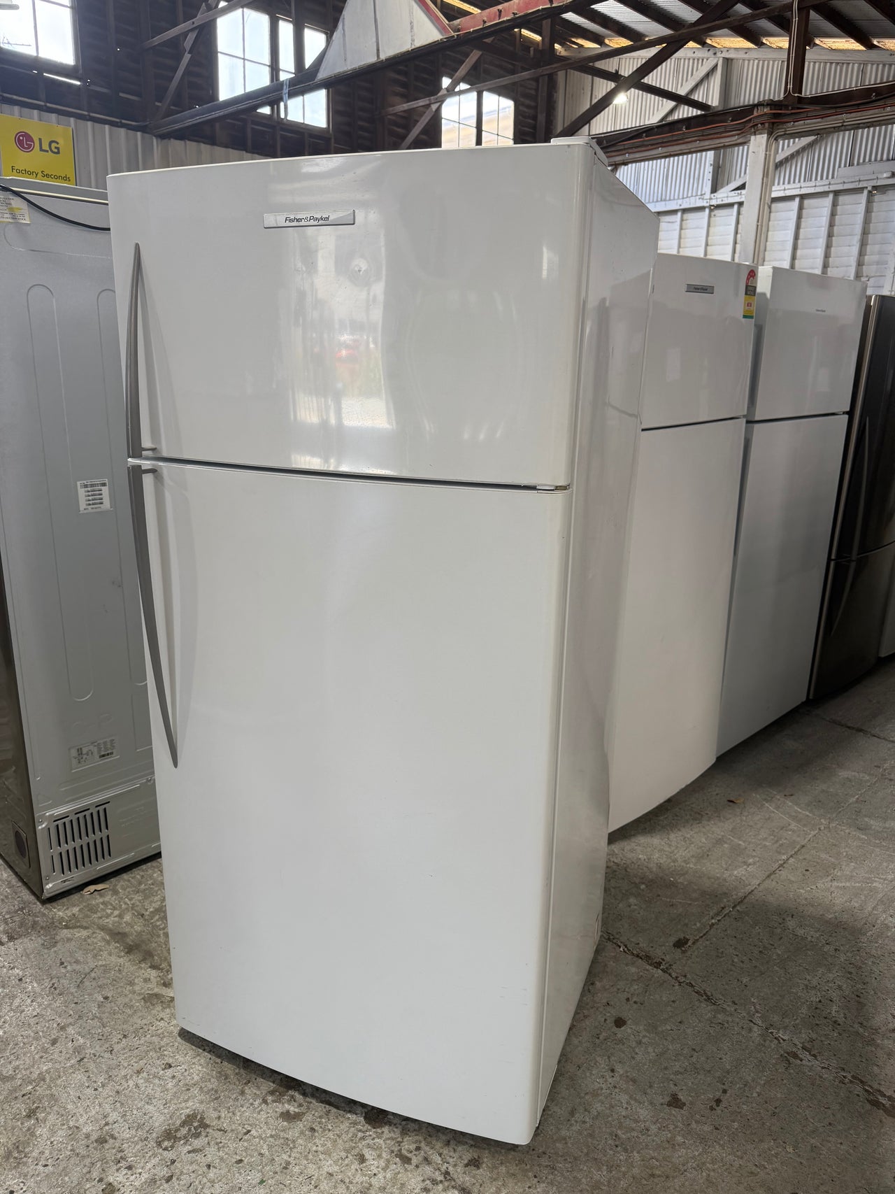 Second hand Fisher&Paykel E521T 517-liter top-mount refrigerator