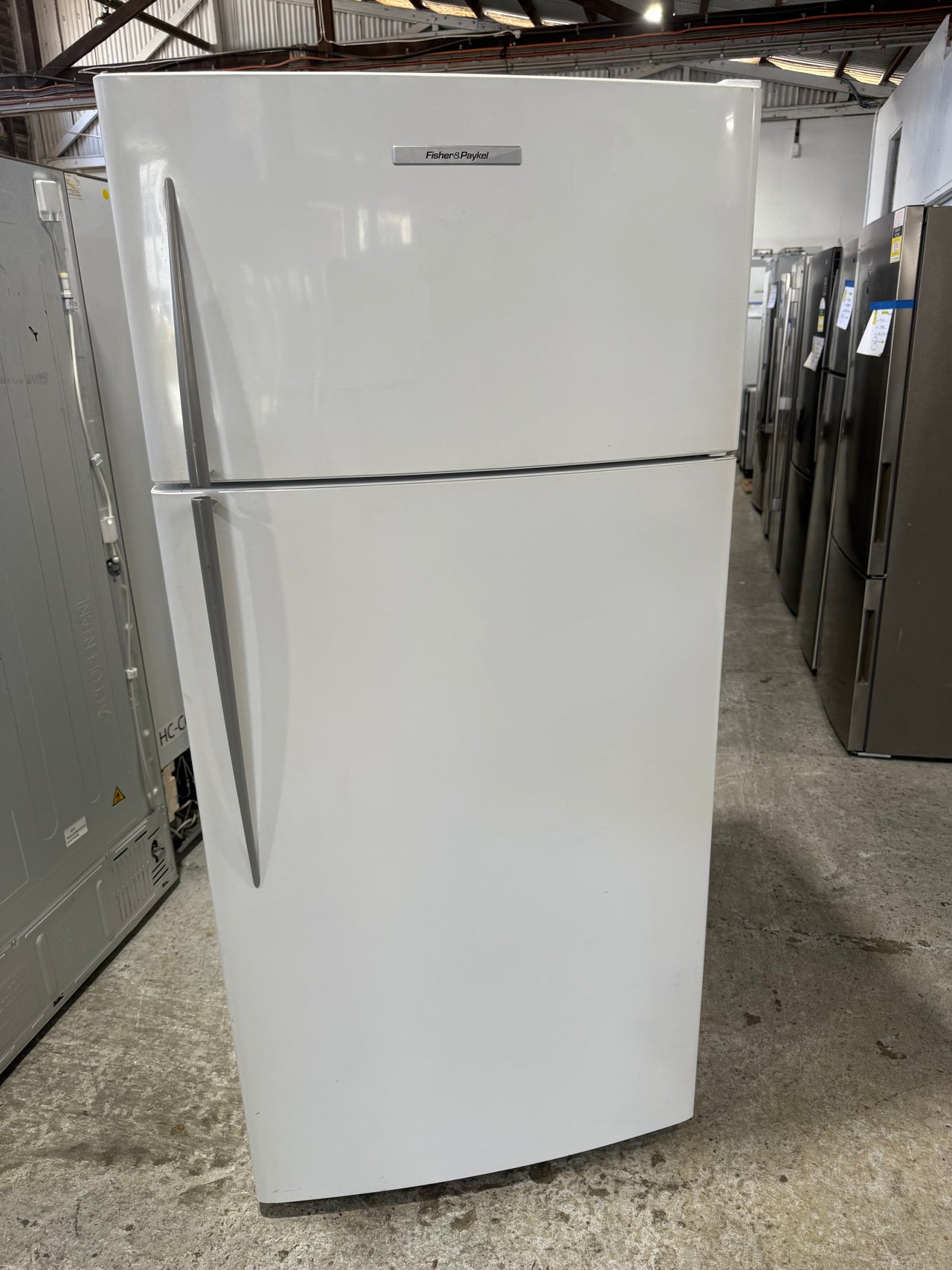 Second hand Fisher&Paykel E521T 517-liter top-mount refrigerator