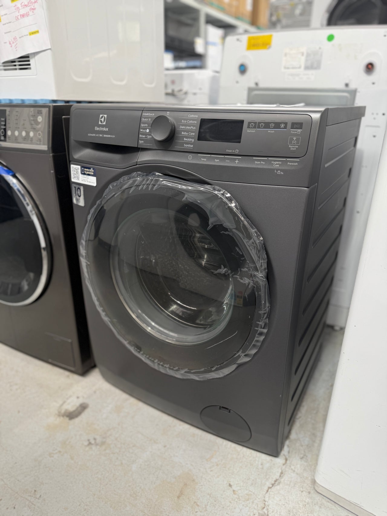 Factory second Electrolux EWF1043R7SC 10kg UltimateCare 700 Front Load Washing Machine – Dark Onyx