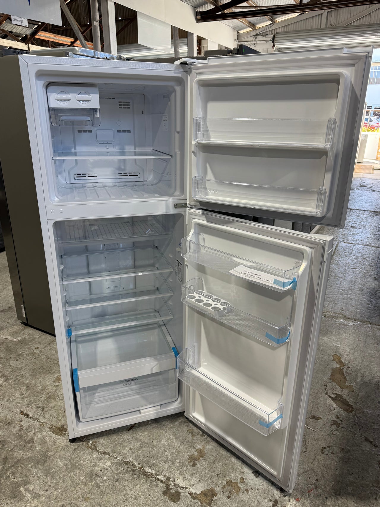 Factory second Westinghouse WTB3100WK 312L top mount refrigerator