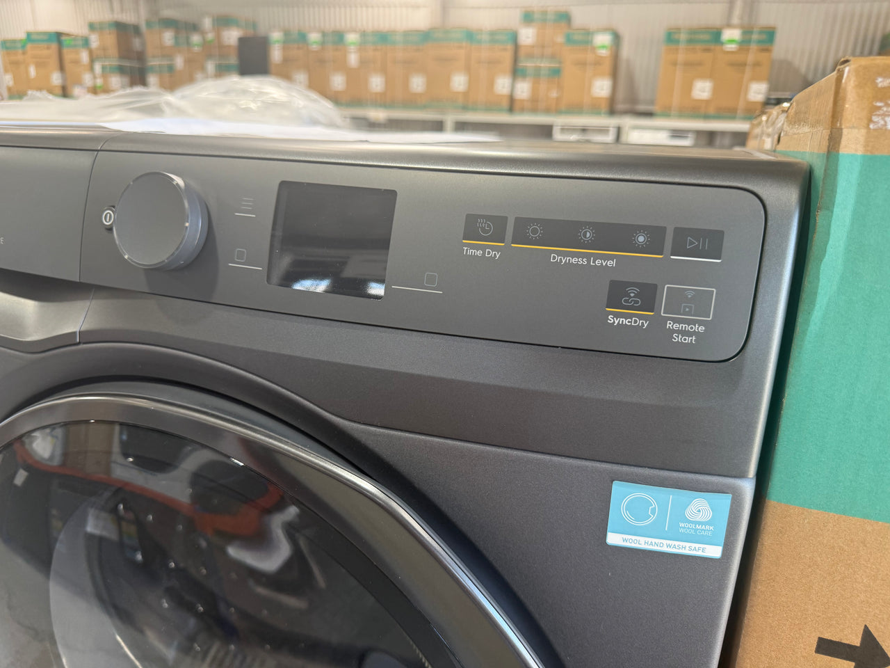 Factory second Electrolux EDH902R9SC 9kg UltimateCare 900 Heat Pump Dryer – Dark Onyx