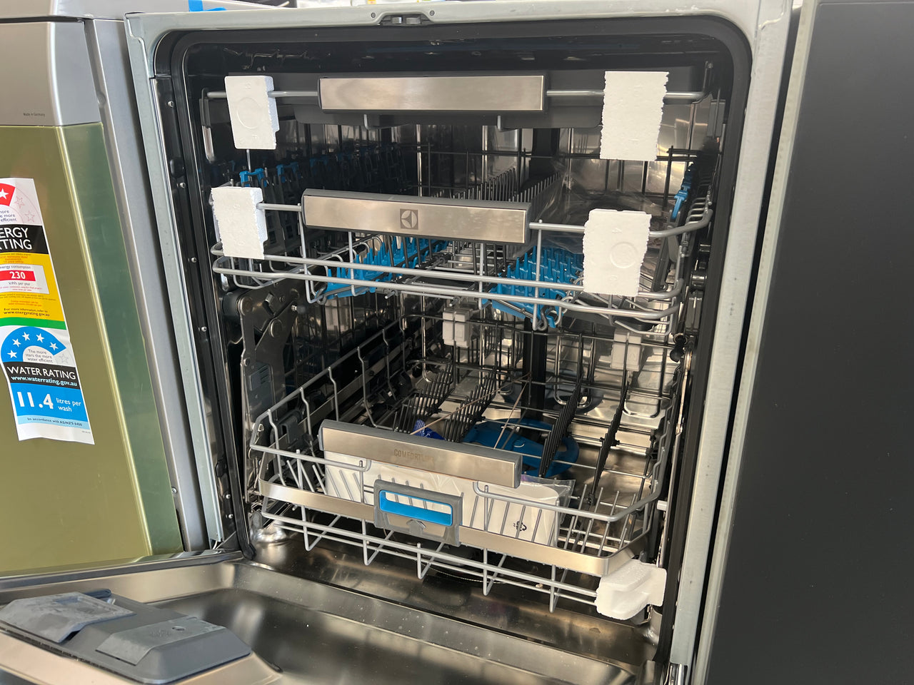 Transportation damaged Electrolux ESF8735ROX ComfortLift Under Bench Dishwasher - Second Hand Appliances Geebung