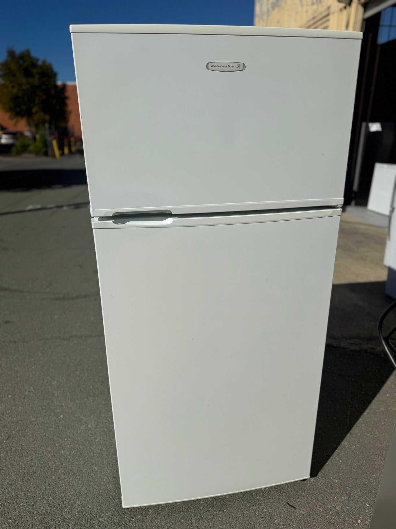 Second hand Kelvinator KTM5200WB 520-liter top-mount refrigerator