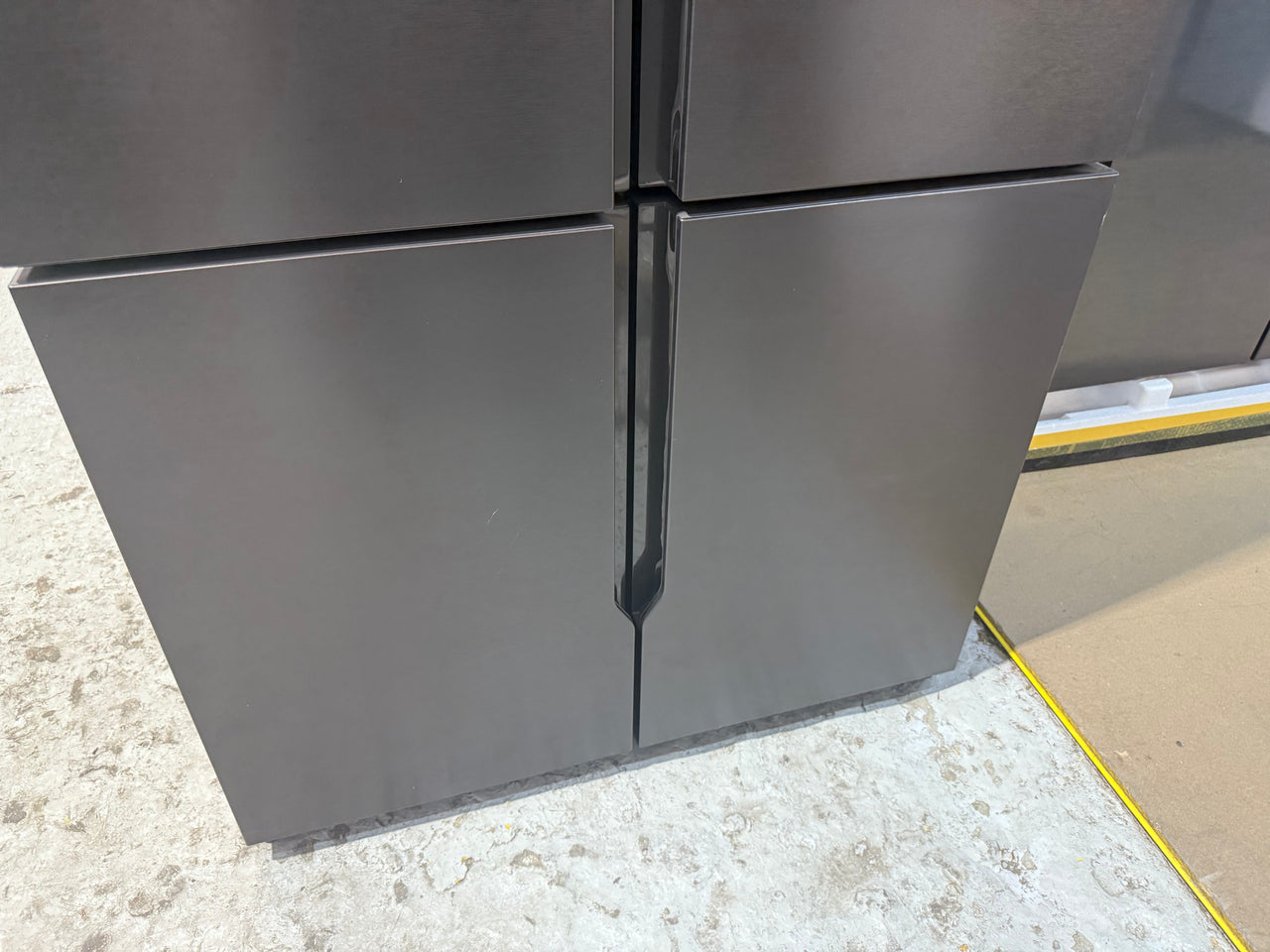Factory second Westinghouse 564L French Quad Door Refrigerator – Matte Charcoal Black WQE5600BA