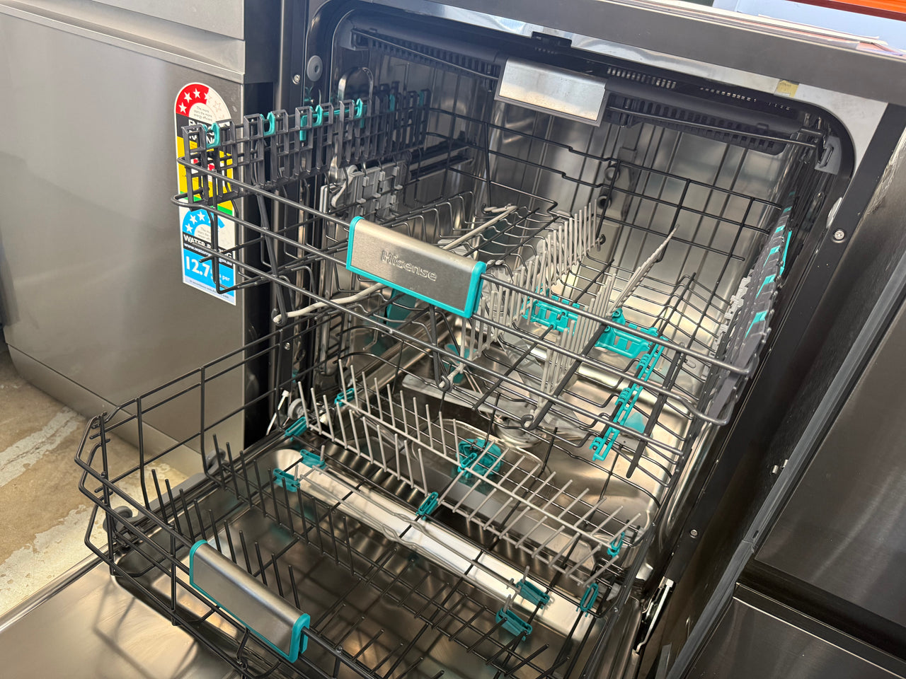 Factory second Hisense HSAP16FB 16-Place Freestanding Dishwasher – Black Steel