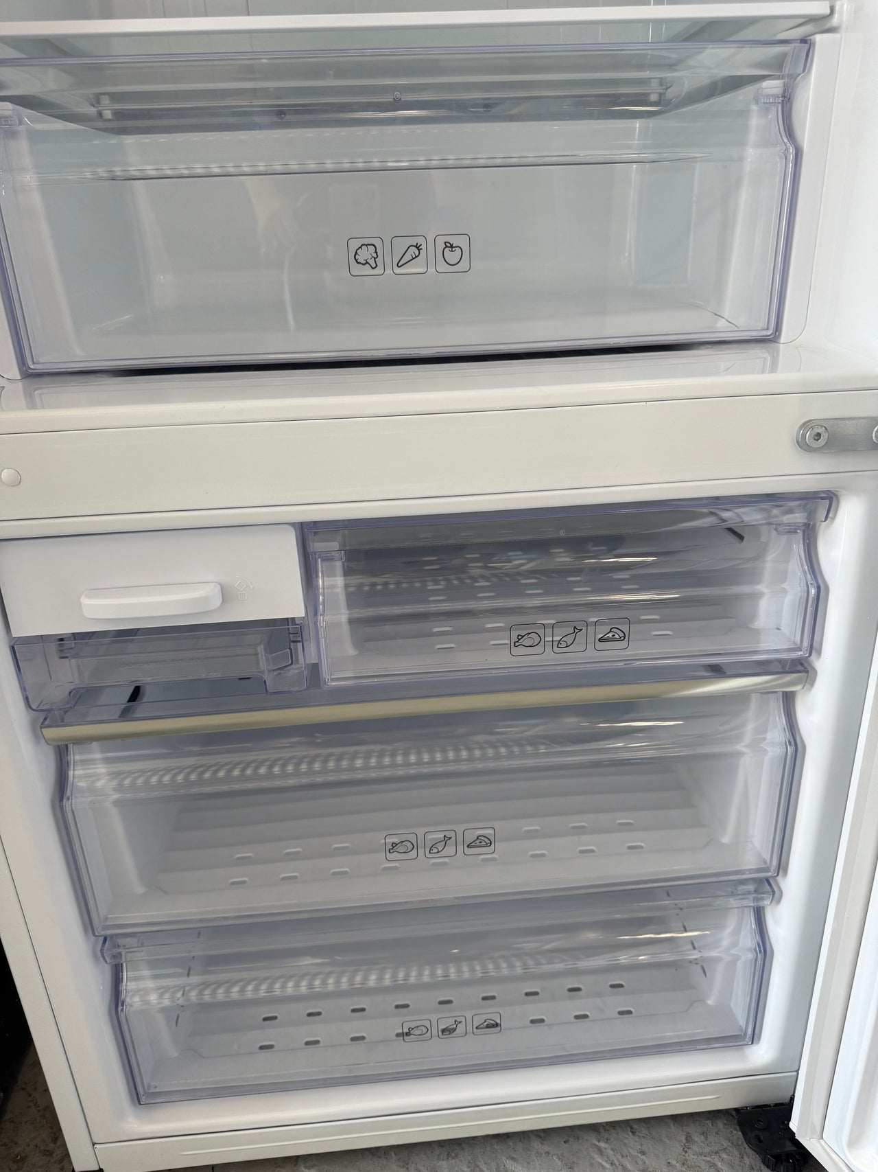 Second hand Samsung SRL457MW 458-liter bottom mount refrigerator