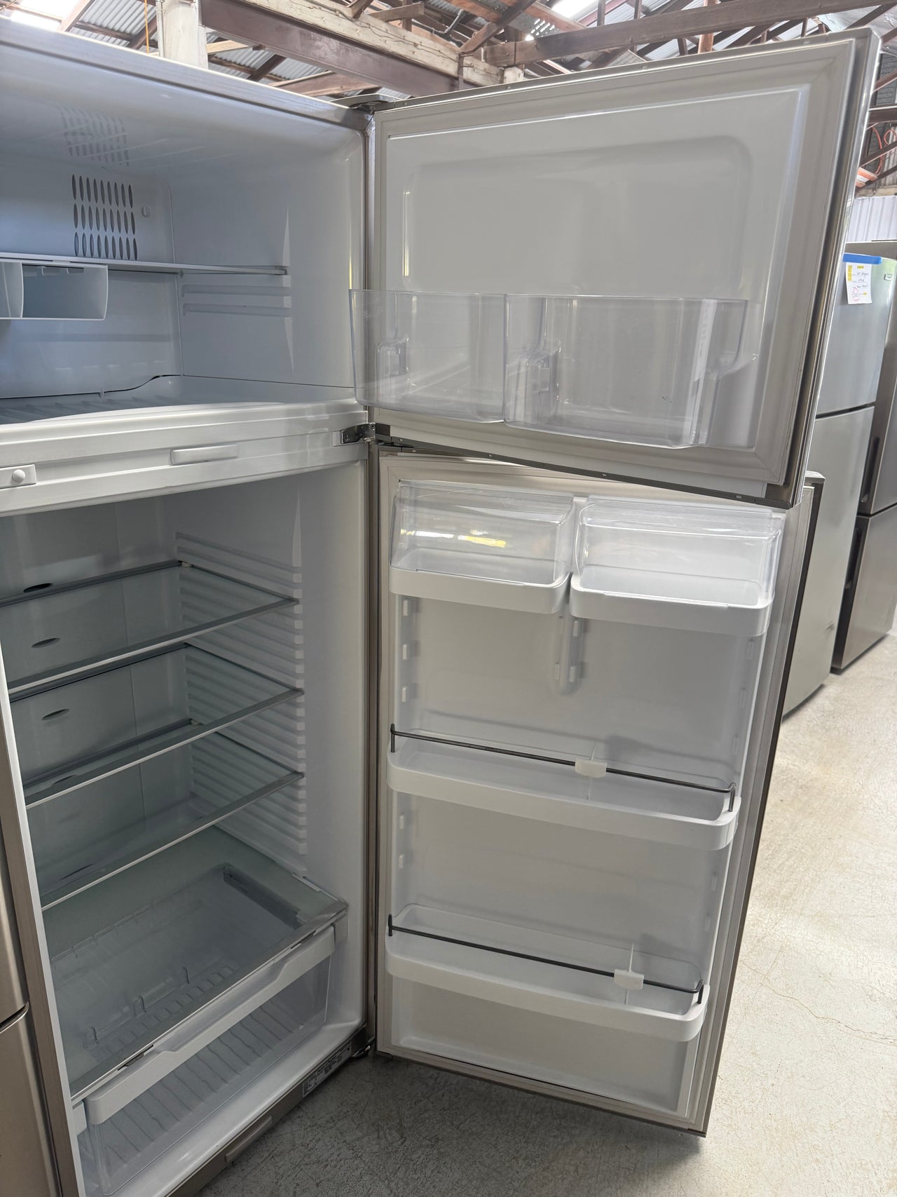 Second hand Fisher & Paykel E411TRX3 is a 411-liter top-mount refrigerator