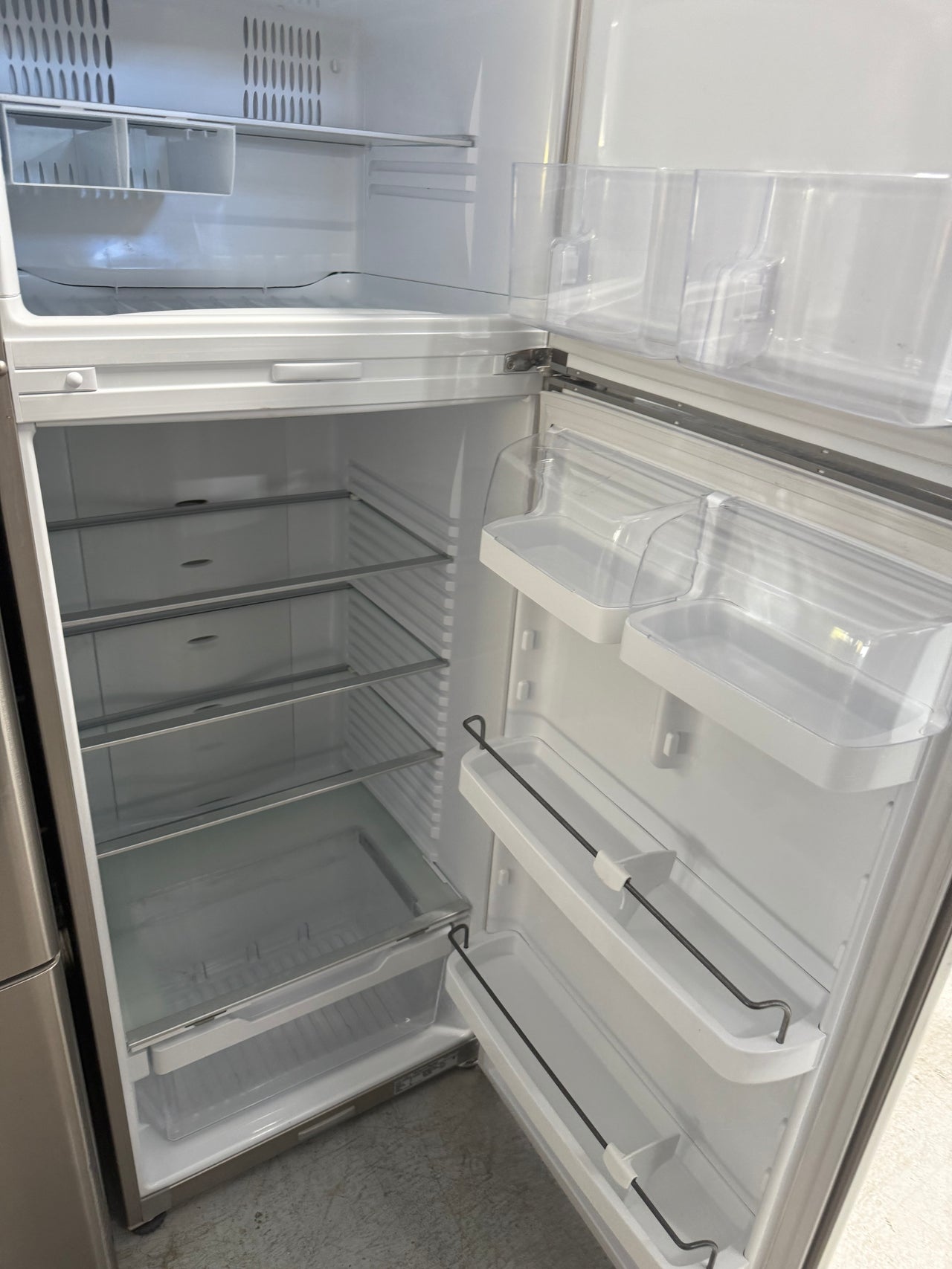 Second hand Fisher & Paykel E411TRX3 is a 411-liter top-mount refrigerator