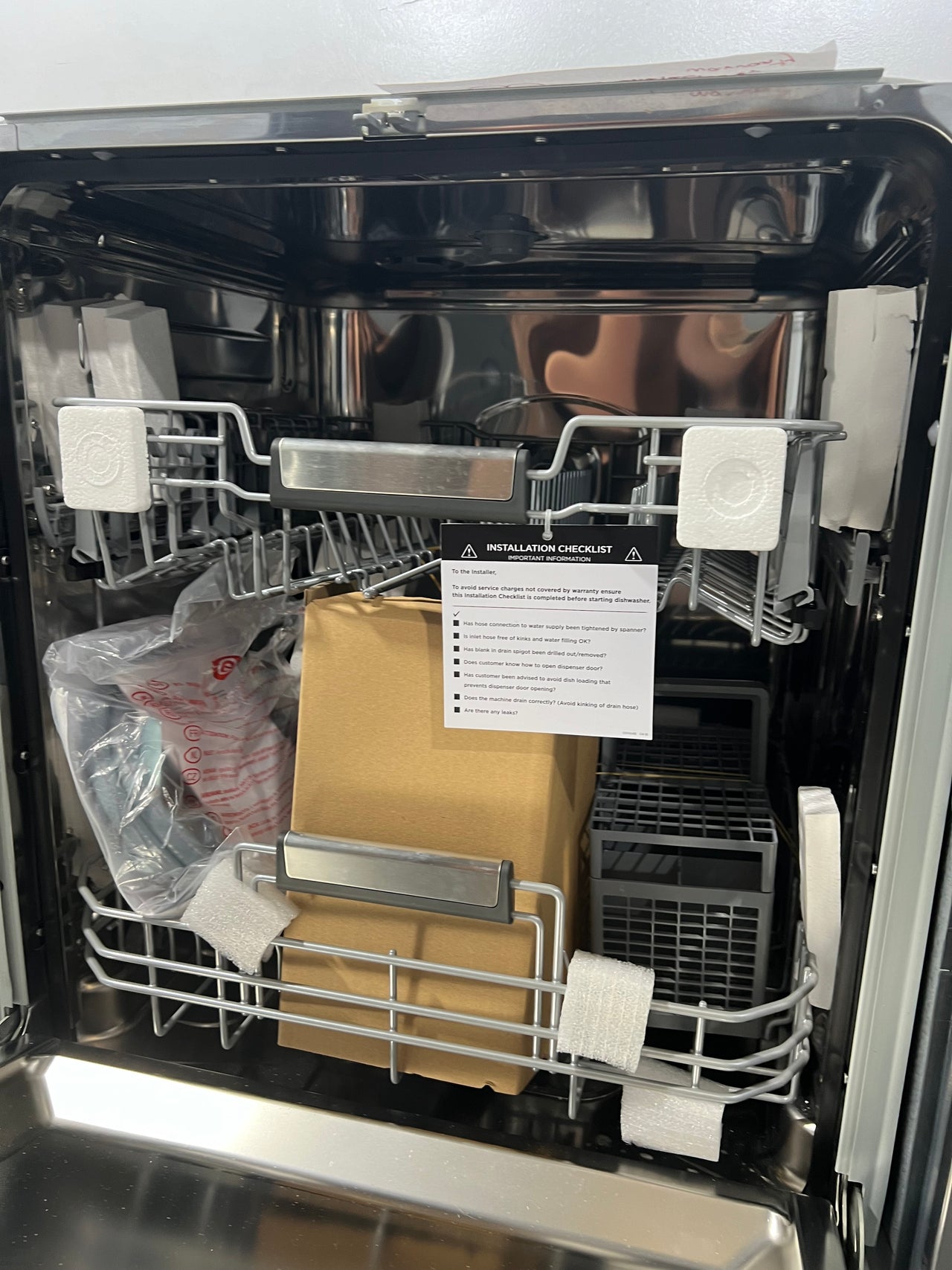 Second hand shop integrated dishwasher