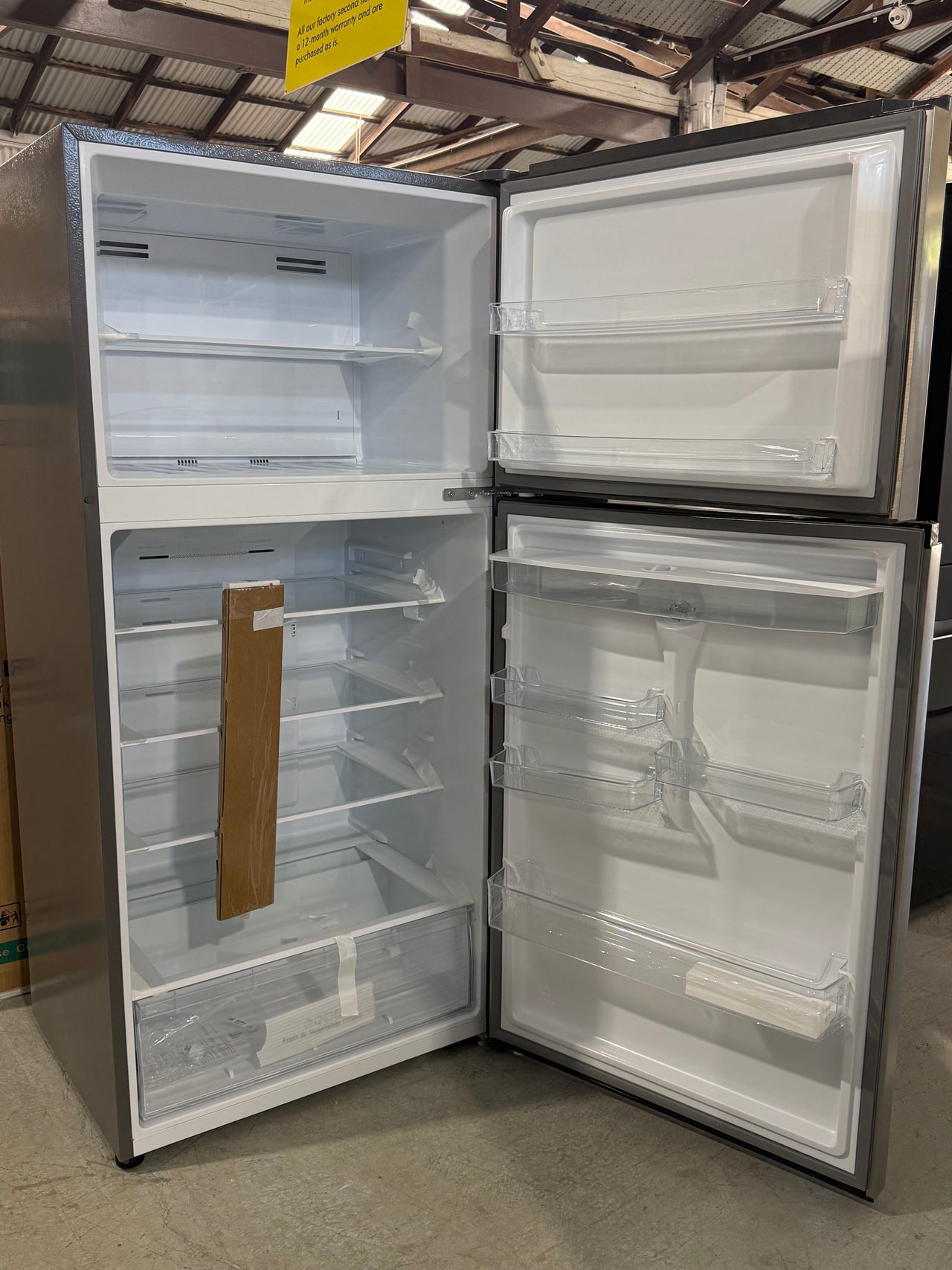 Transportation damaged Hisense 496L Top Mount refrigerator HRTF496SW