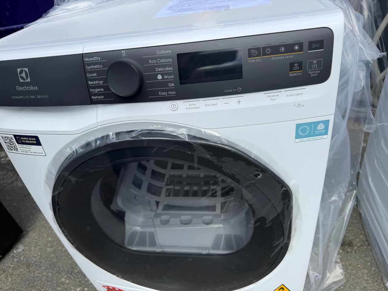 Factory second Electrolux 8kg UltimateCare 700 Heat Pump Dryer – EDH803R7WC