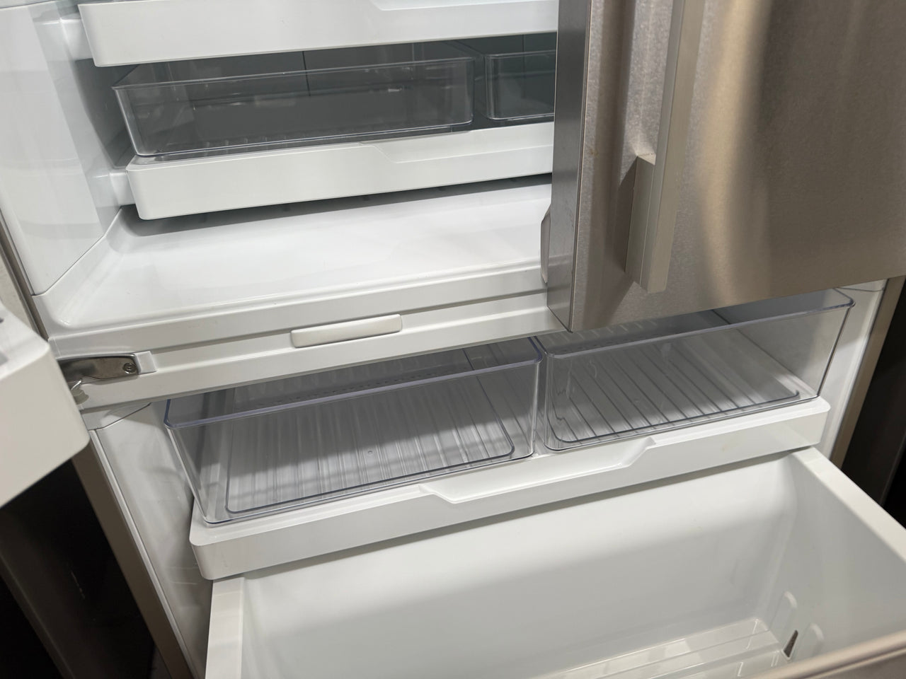 Factory second Fisher&Paykel RF610ADUX5 569L French Door Refrigerator