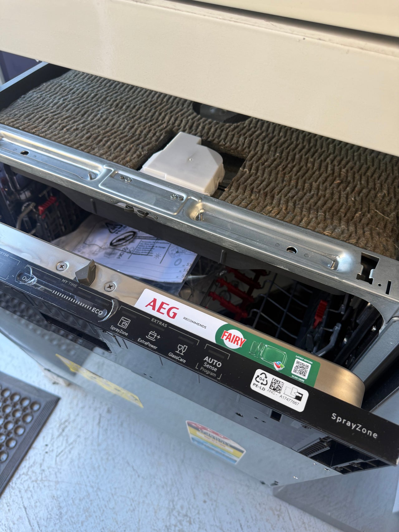 Factory second AEG 60cm ProClean Fully Integrated Dishwasher – FSE73700RO