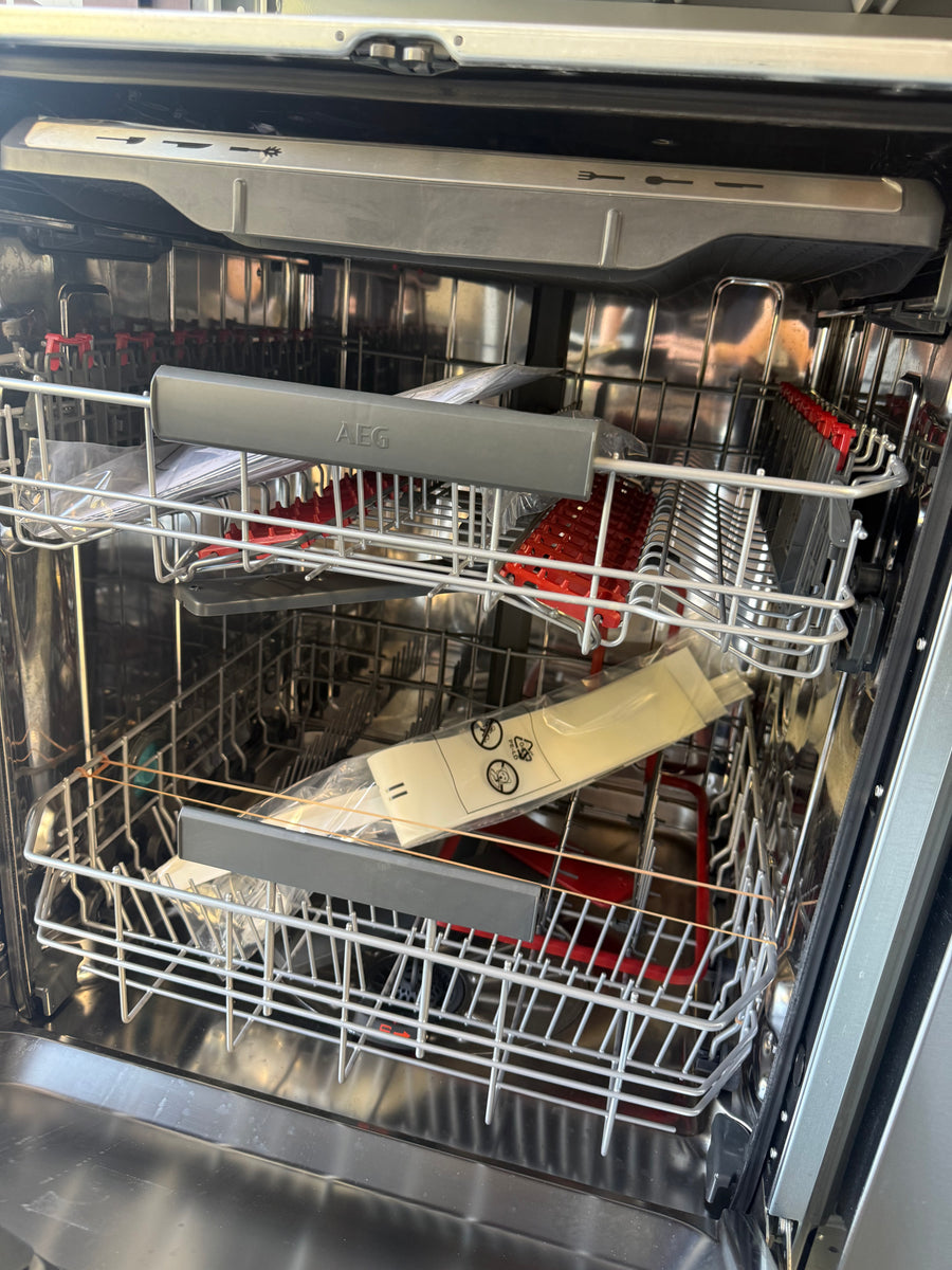Factory second AEG 60cm ProClean Fully Integrated Dishwasher – FSE73700RO