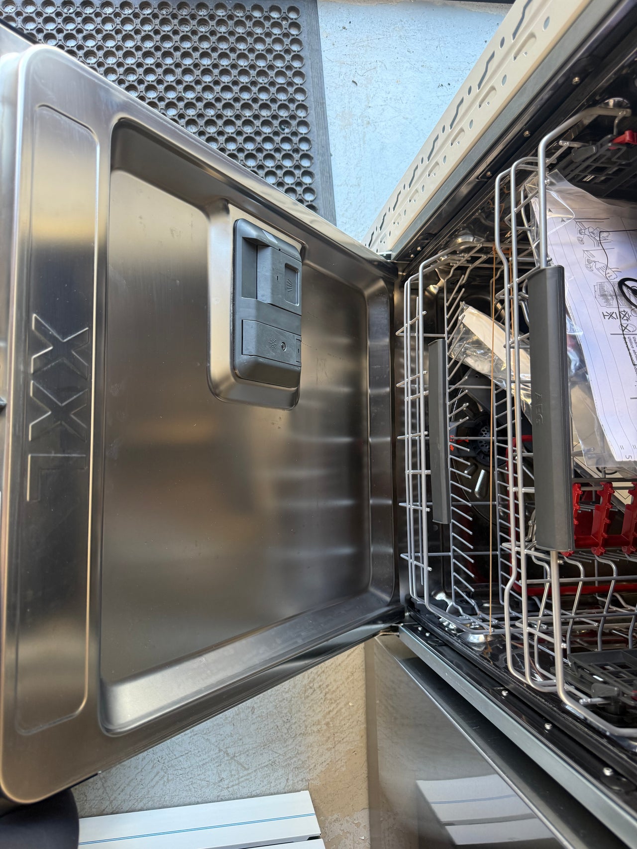 Factory second AEG 60cm ProClean Fully Integrated Dishwasher – FSE73700RO
