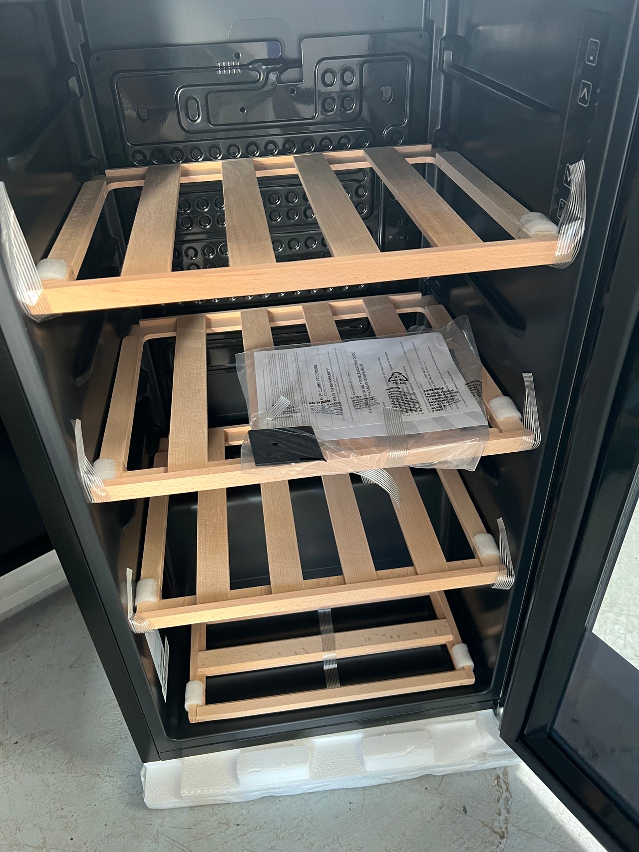 Factory second/Carton damaged Hisense 30-Bottle Wine Cabinet with Reversible Door - Black - Second Hand Appliances Geebung