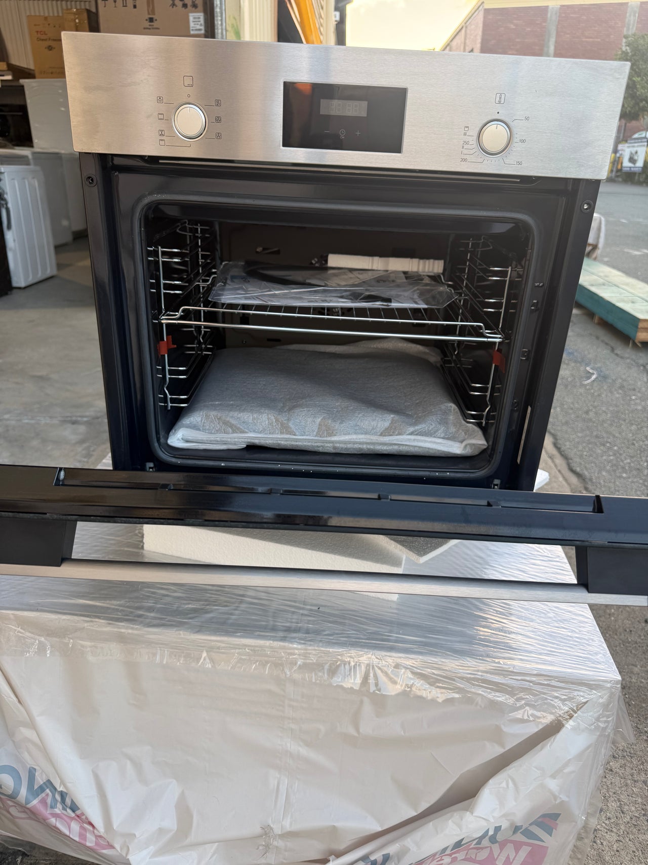 Transportation damaged Bosch 60cm Series 2 Built-In Oven – Stainless Steel Model: HBF133BS0A