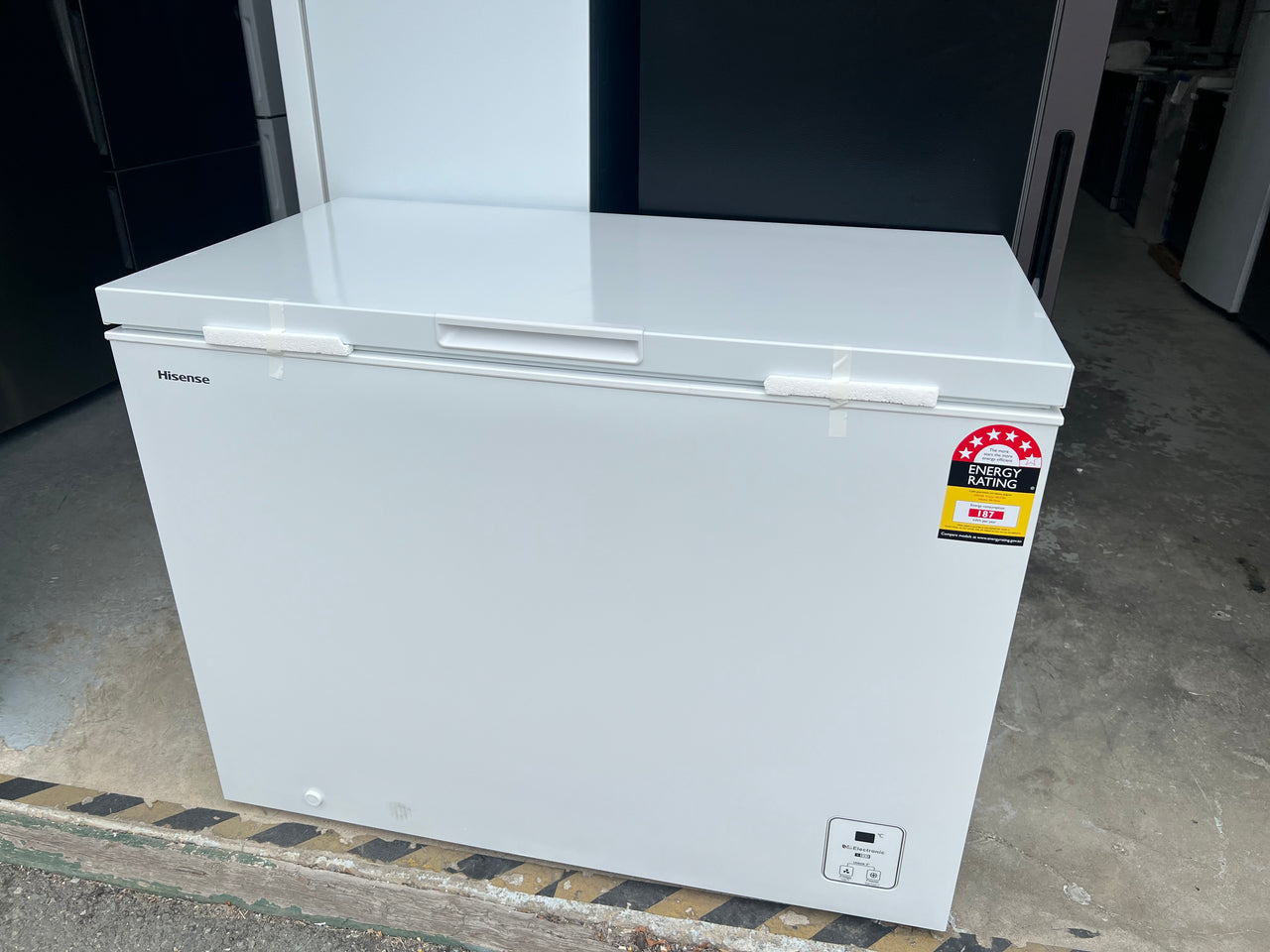 Factory second/Carton damaged Hisense 300L Hybrid Chest Freezer HRCF301 - Second Hand Appliances Geebung