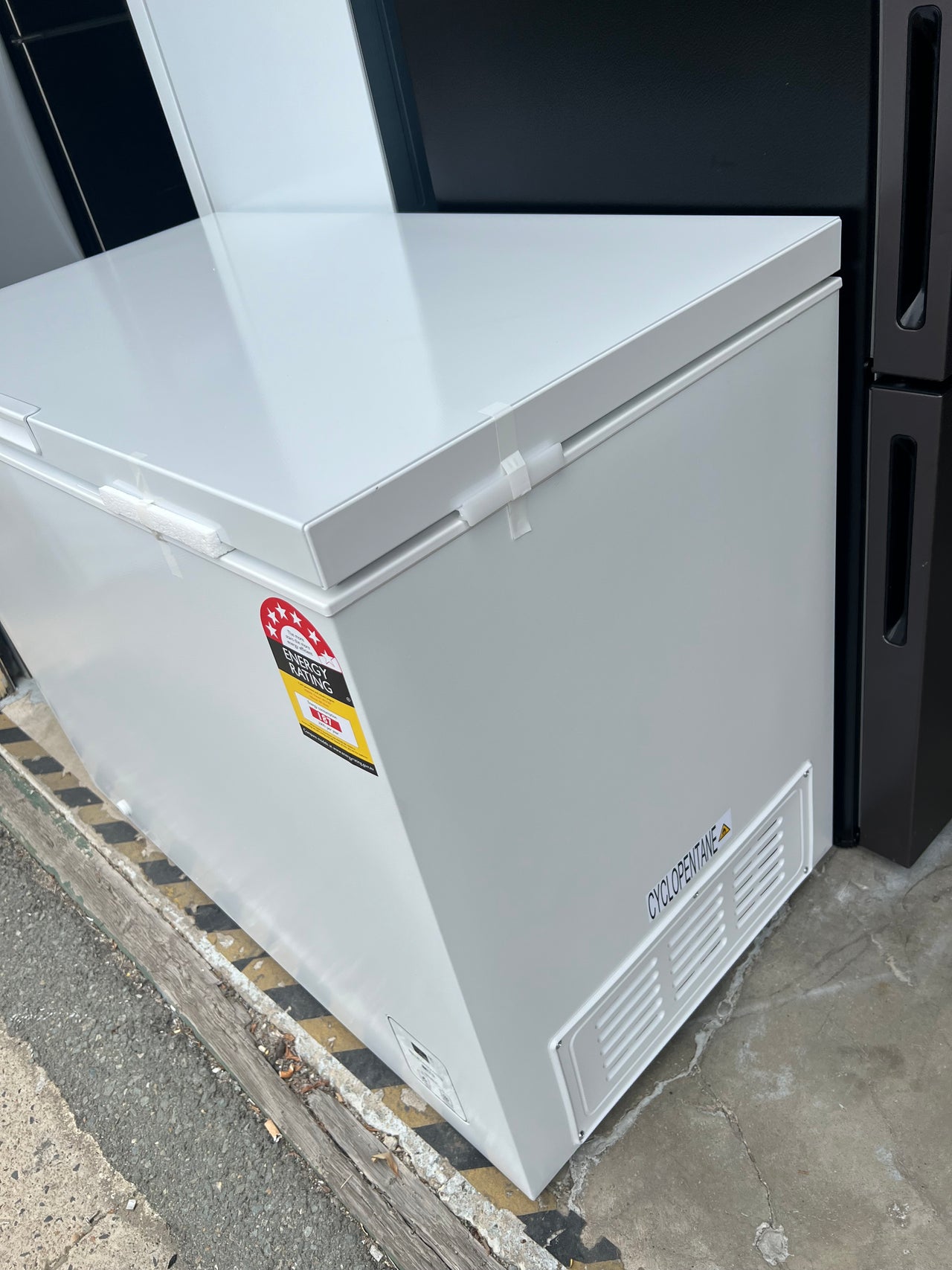 Factory second/Carton damaged Hisense 300L Hybrid Chest Freezer HRCF301 - Second Hand Appliances Geebung