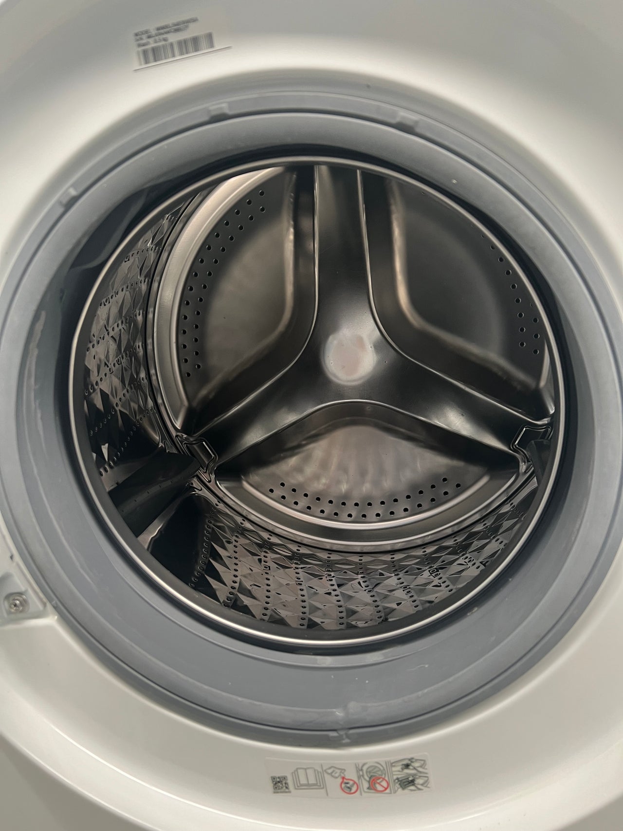 Second hand SAMSUNG 8.5KG BUBBLEWASH FRONT LOAD WASHING MACHINE WITH STEAM  Model: WW85J54E0IW - Second Hand Appliances Geebung inside