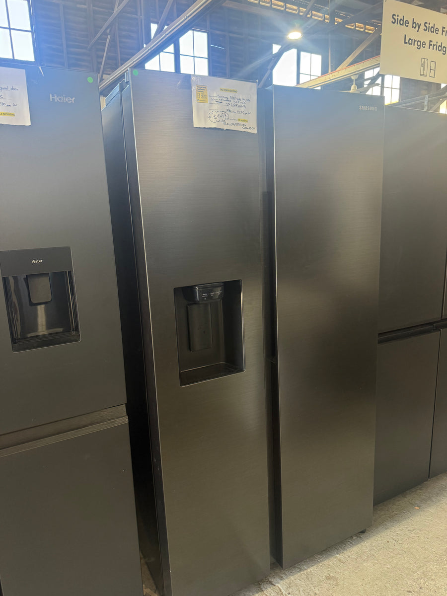 Transportation damaged 635l Samsung side by side with non plumbed ice and water dispenser SRS673DMB - Second Hand Appliances Geebung
