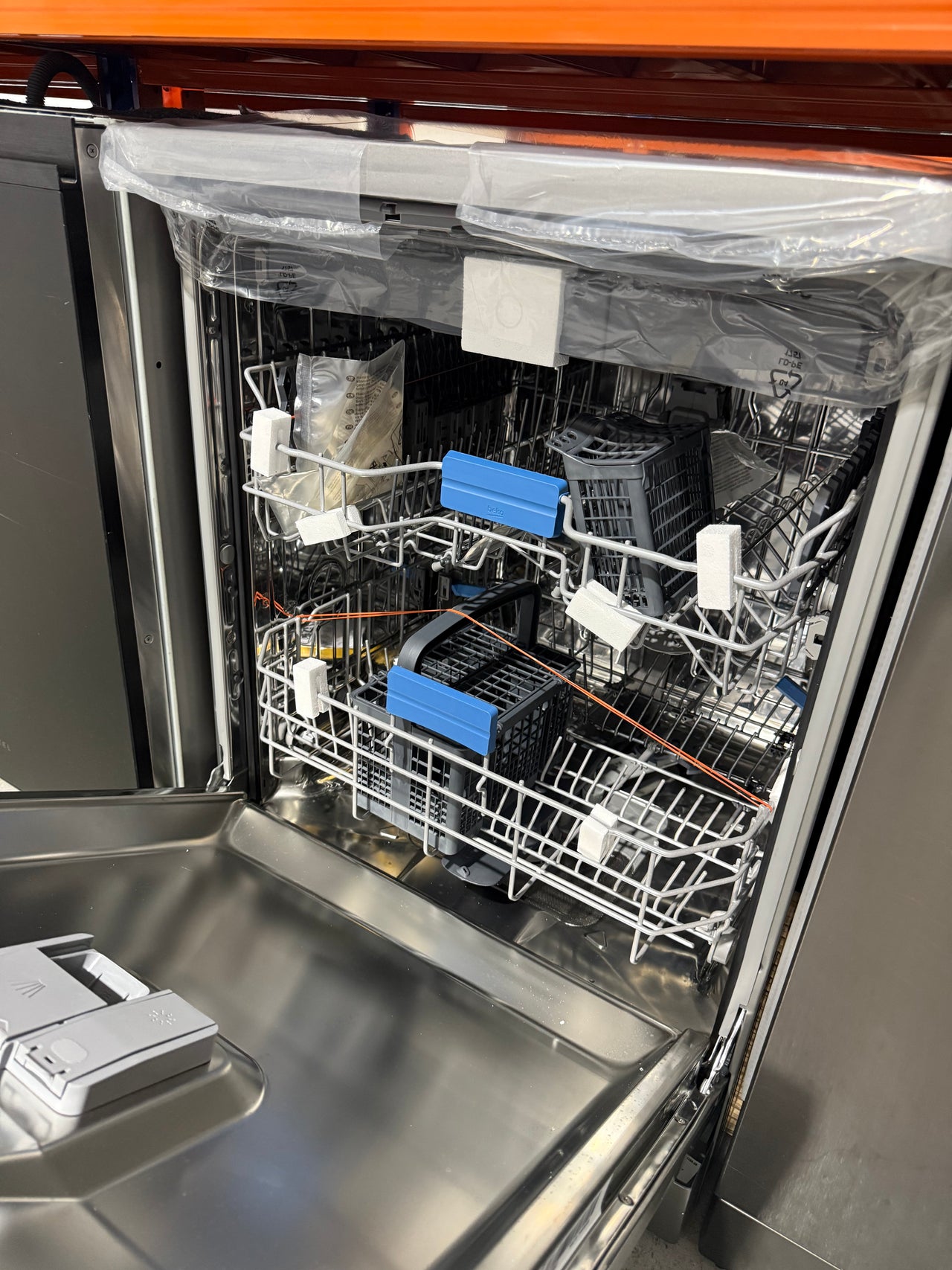 Transportation damaged Beko 60cm Freestanding Dishwasher 16 Place Platinum Steel BDFB1630X - Second Hand Appliances Geebung