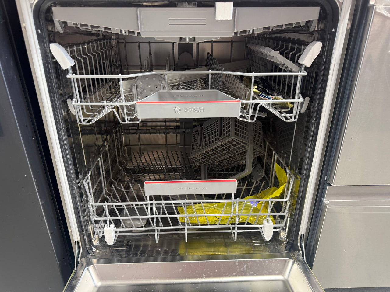 Transportation damaged Bosch Series 6 60cm Freestanding Dishwasher – SMS6HCI02A - Second Hand Appliances Geebung